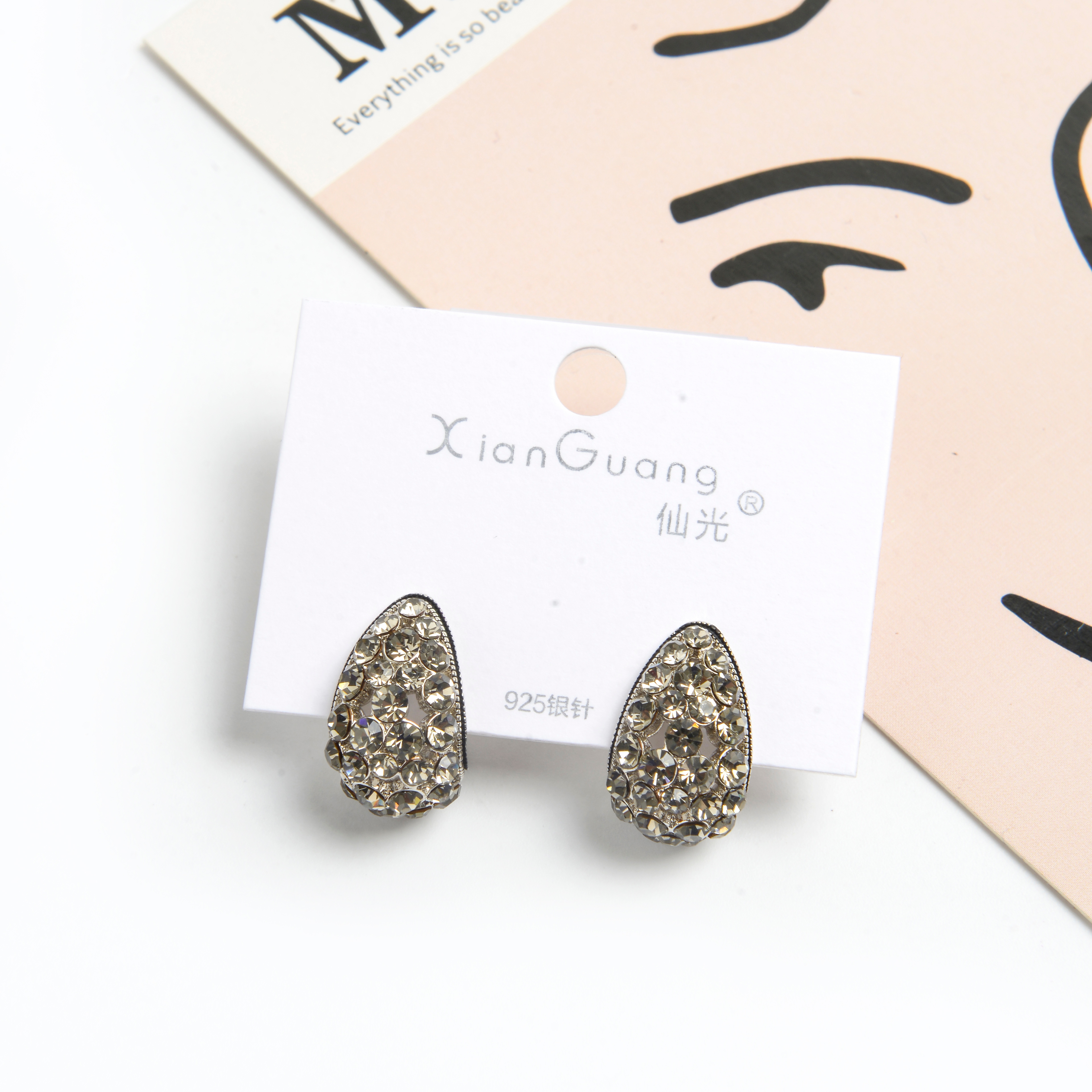 The new earrings feature a niche design with a high-end feel. They are French earrings for women, anti-allergy. The 925 silver needle circular earrings with diamonds are fashionable