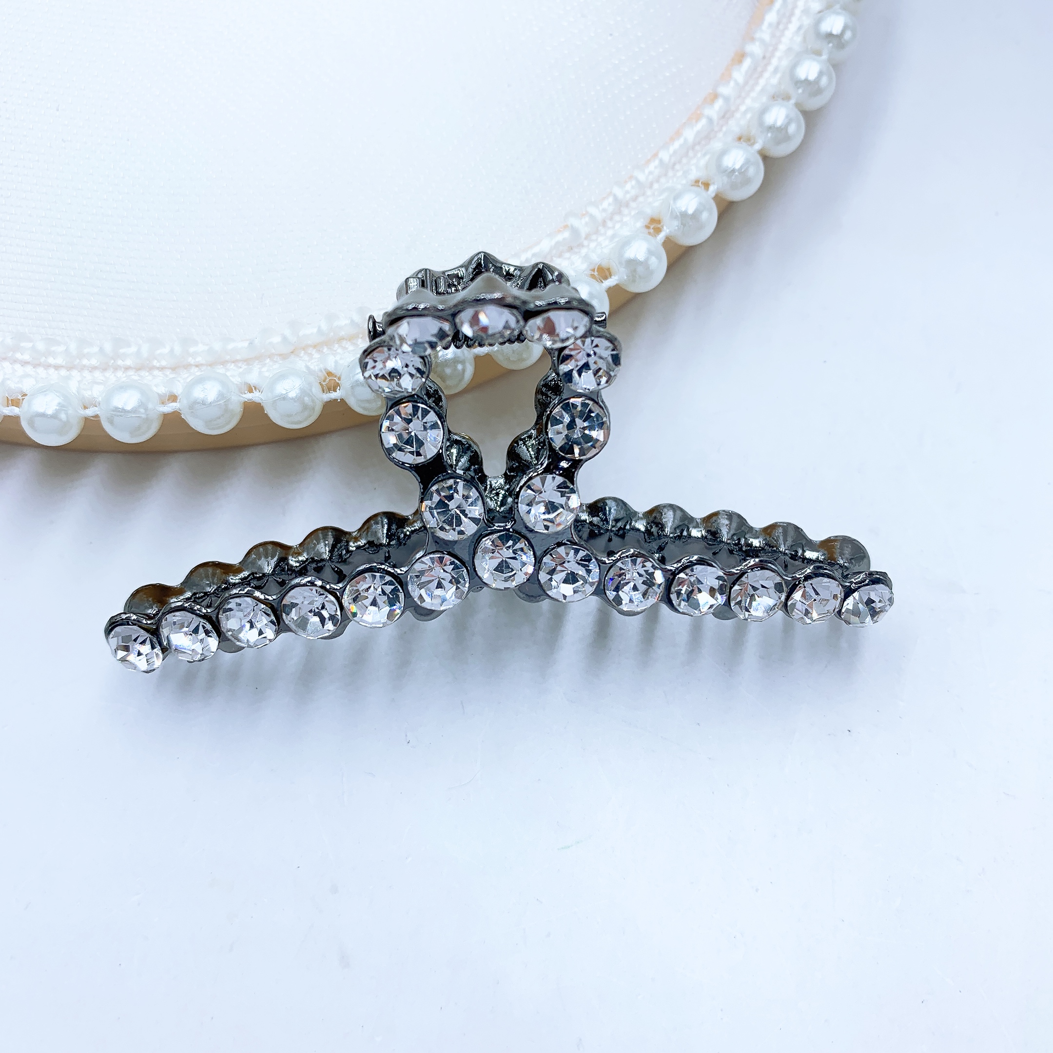 In the black coat rack of the Internet celebrity gun, catch the beautiful and romantic Han Xu accessories of the Internet celebrity Application Scenario