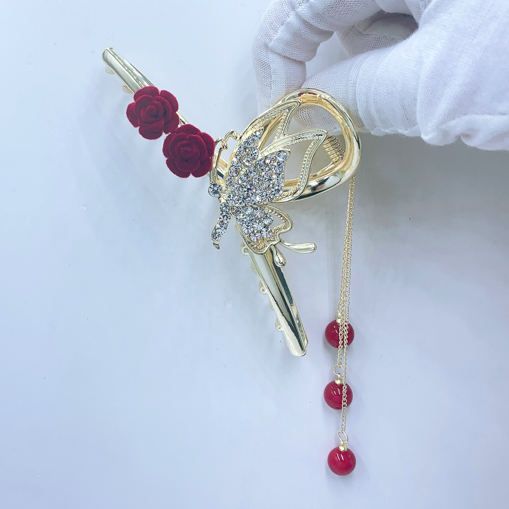 A large capture of popular butterfly flocked flower tassels, a beautiful and romantic Korean-style accessory details Picture