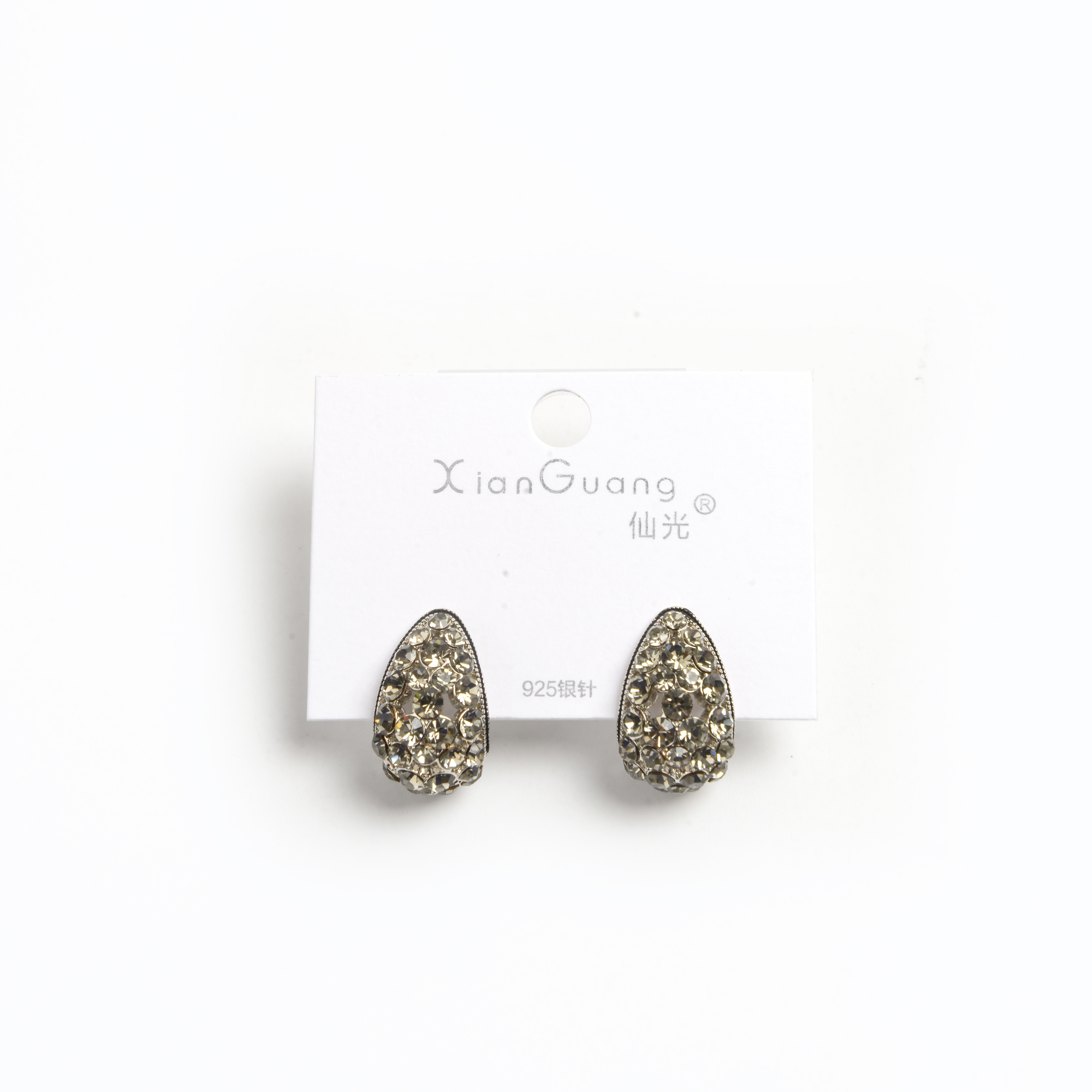 The new earrings feature a niche design with a high-end feel. They are French earrings for women, anti-allergy. The 925 silver needle circular earrings with diamonds are fashionable details Picture