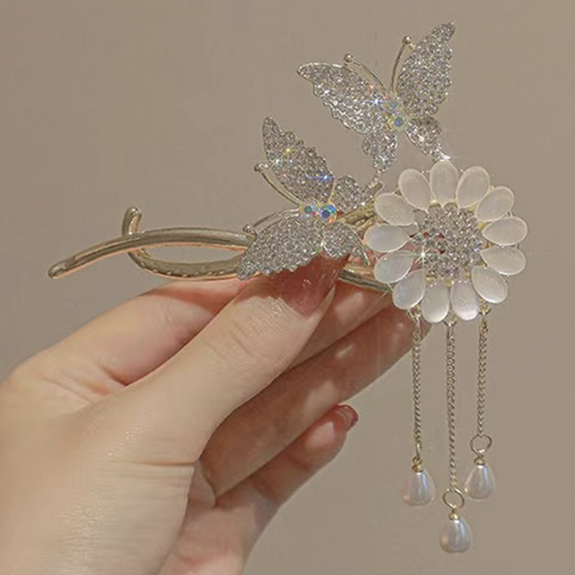 The popular butterfly cat's eye stone twist clip is a beautiful and romantic Han Xu accessory details Picture