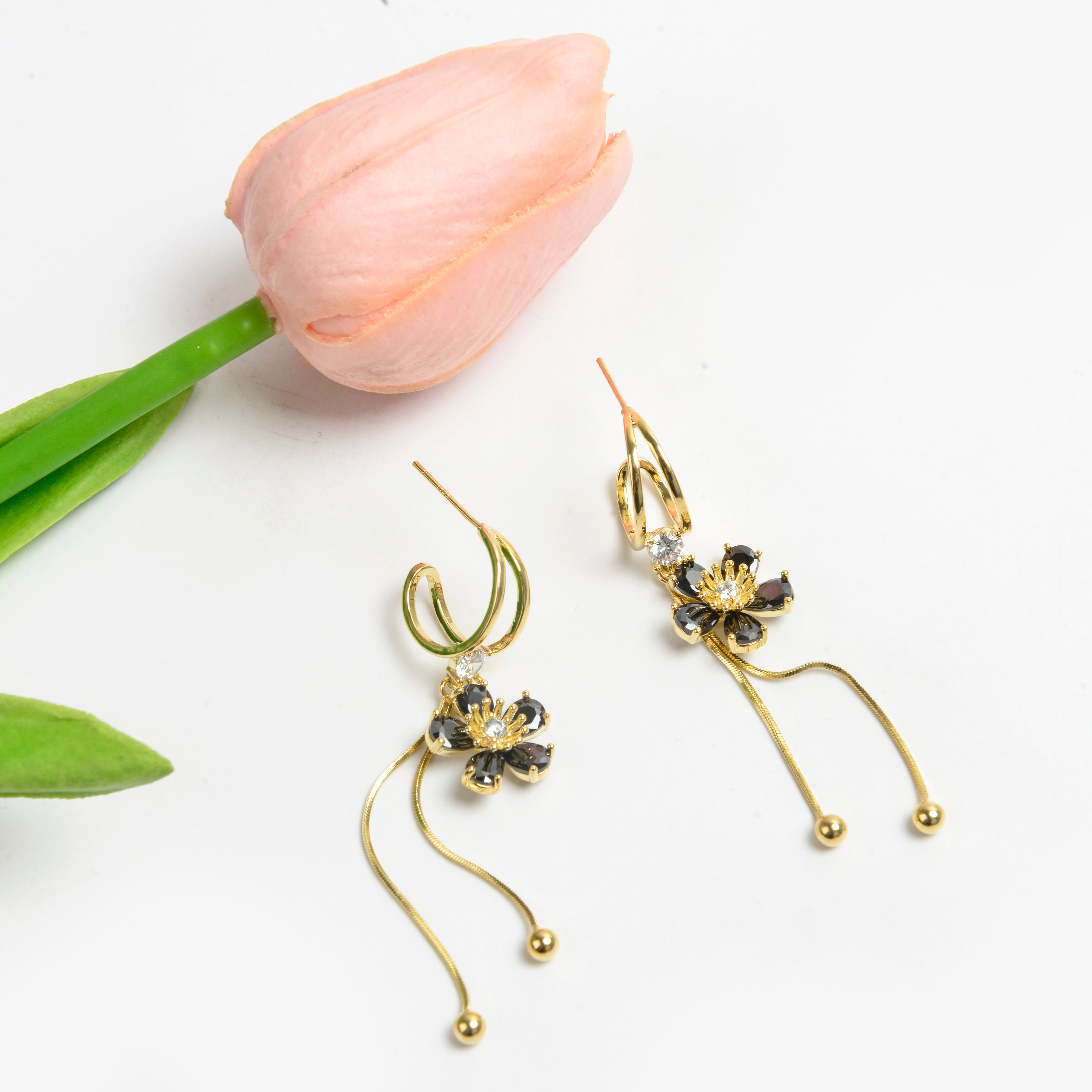 新品耳环小众设计高级感网红耳饰女防过敏925银针黑色花朵耳环详情1