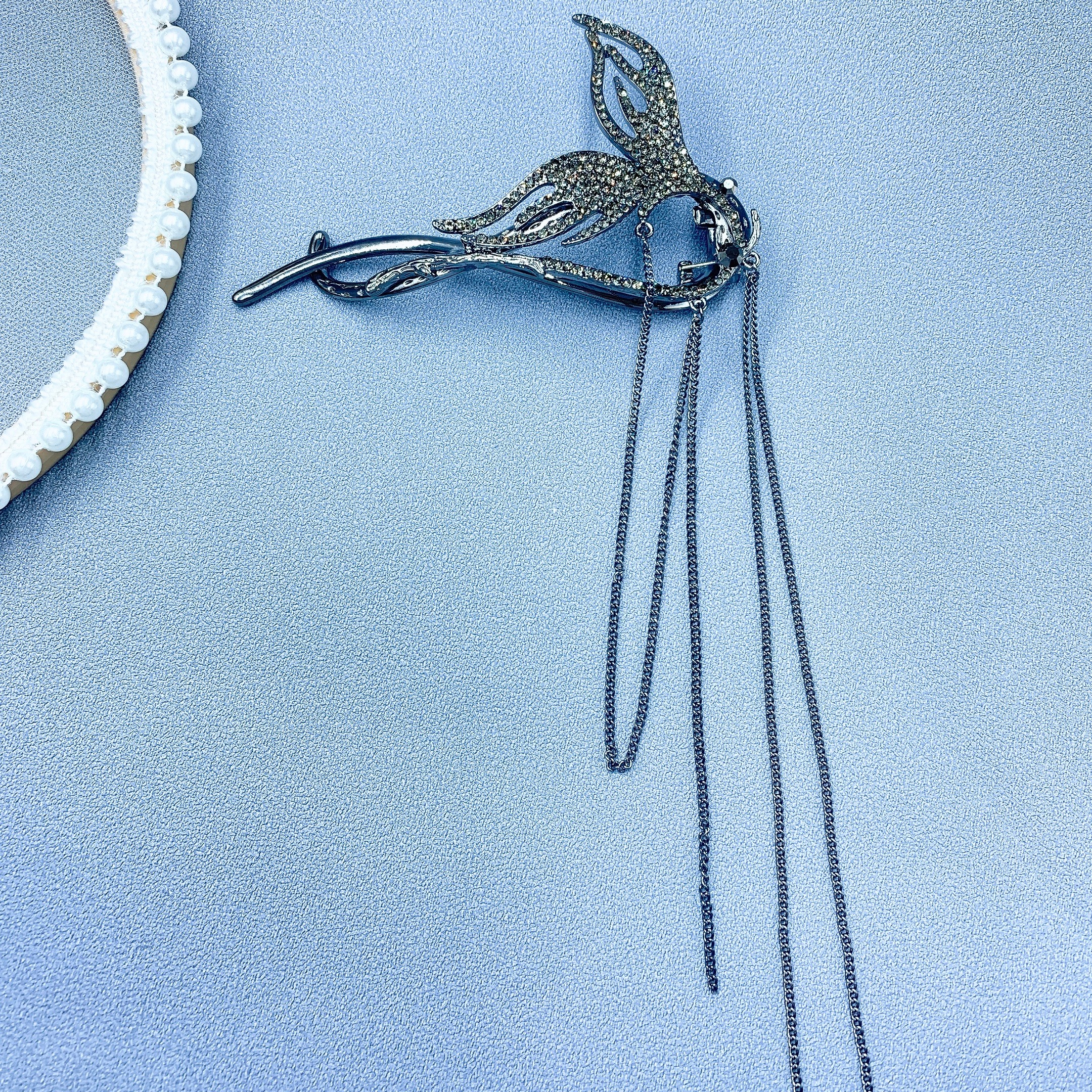 The popular black fishtail tassel twist clip is a beautiful and romantic Korean-style accessory Application Scenario