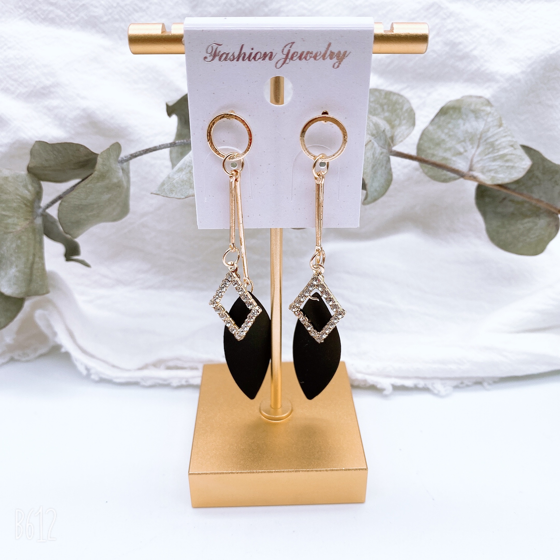 The 2025 new green earrings, long tassel earrings with a feminine charm, and high-end earrings are all trendy in 2025 details Picture