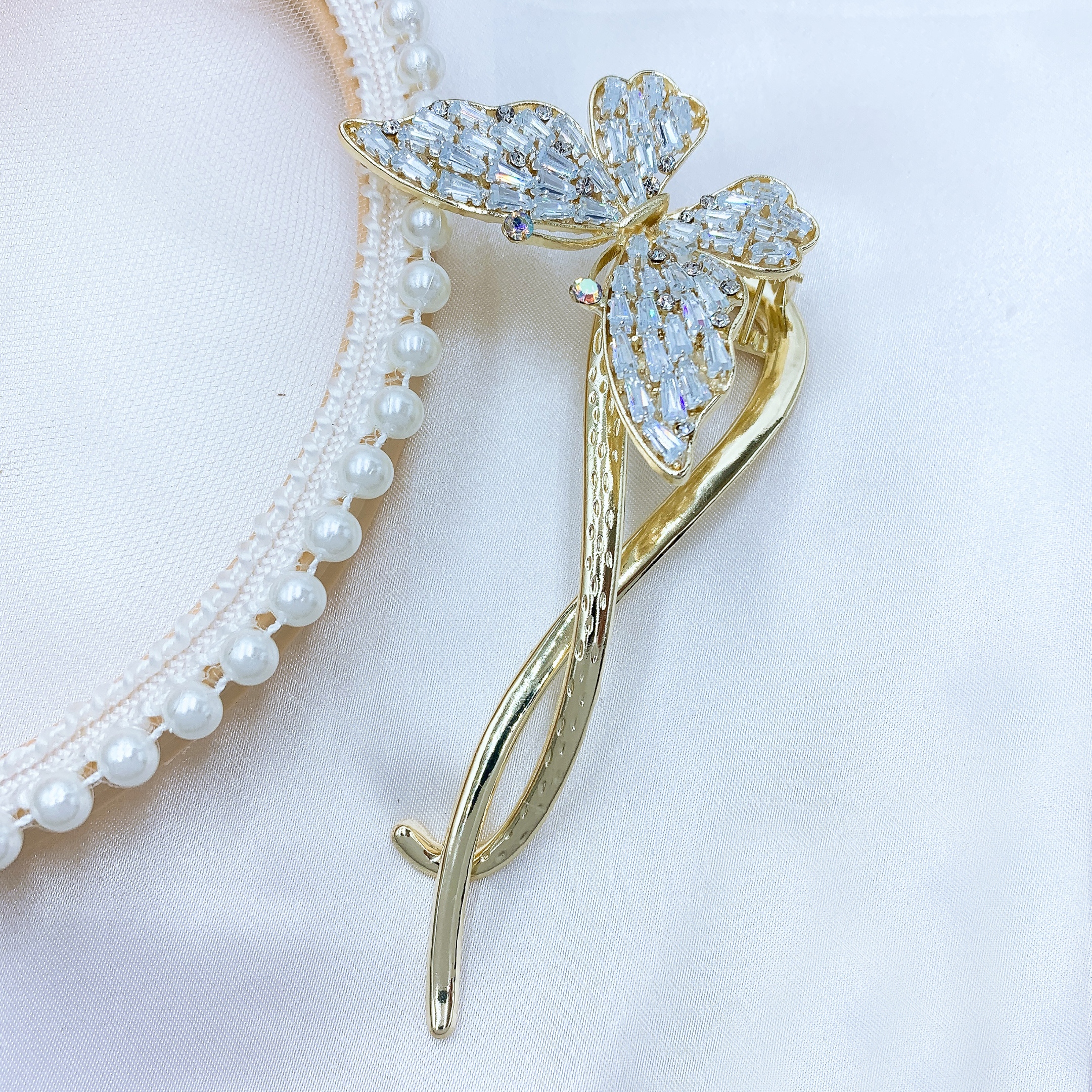 The popular zircon butterfly twist clip is a beautiful and romantic Han Xu accessory Specification image