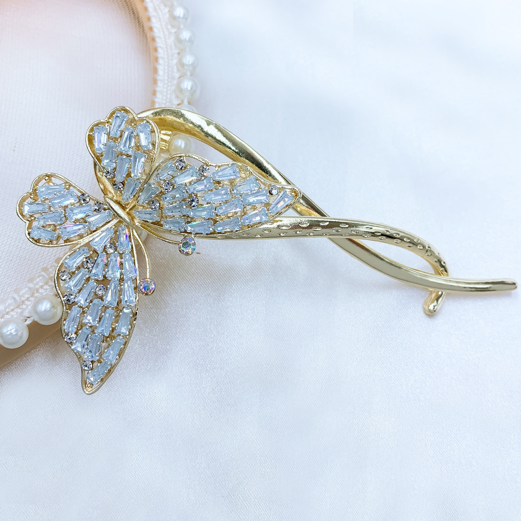 The popular zircon butterfly twist clip is a beautiful and romantic Han Xu accessory Application Scenario