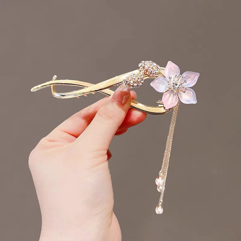 The popular flower-shaped tassel twist clip is a beautiful and romantic Korean-style accessory Specification image