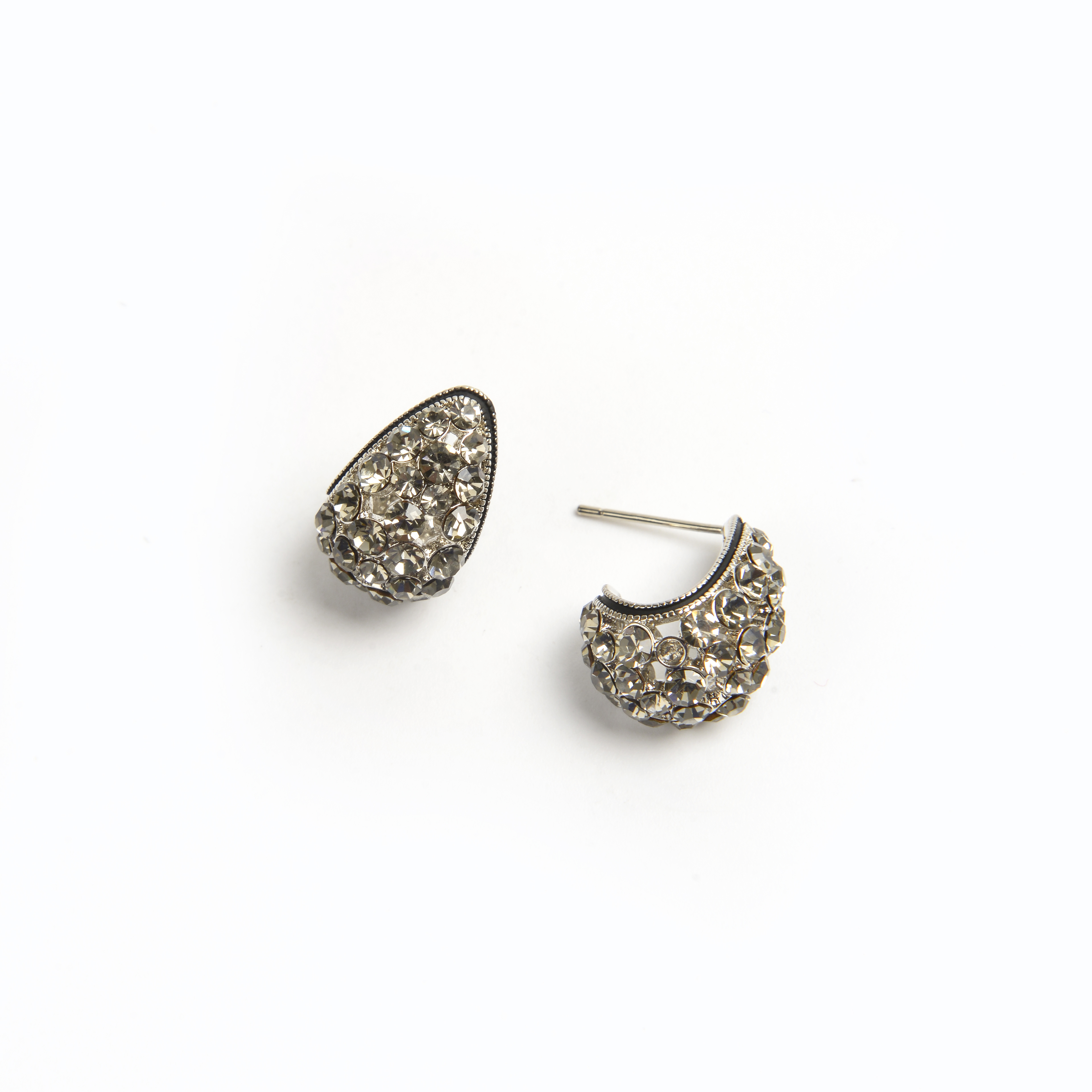 The new earrings feature a niche design with a high-end feel. They are French earrings for women, anti-allergy. The 925 silver needle circular earrings with diamonds are fashionable Specification image