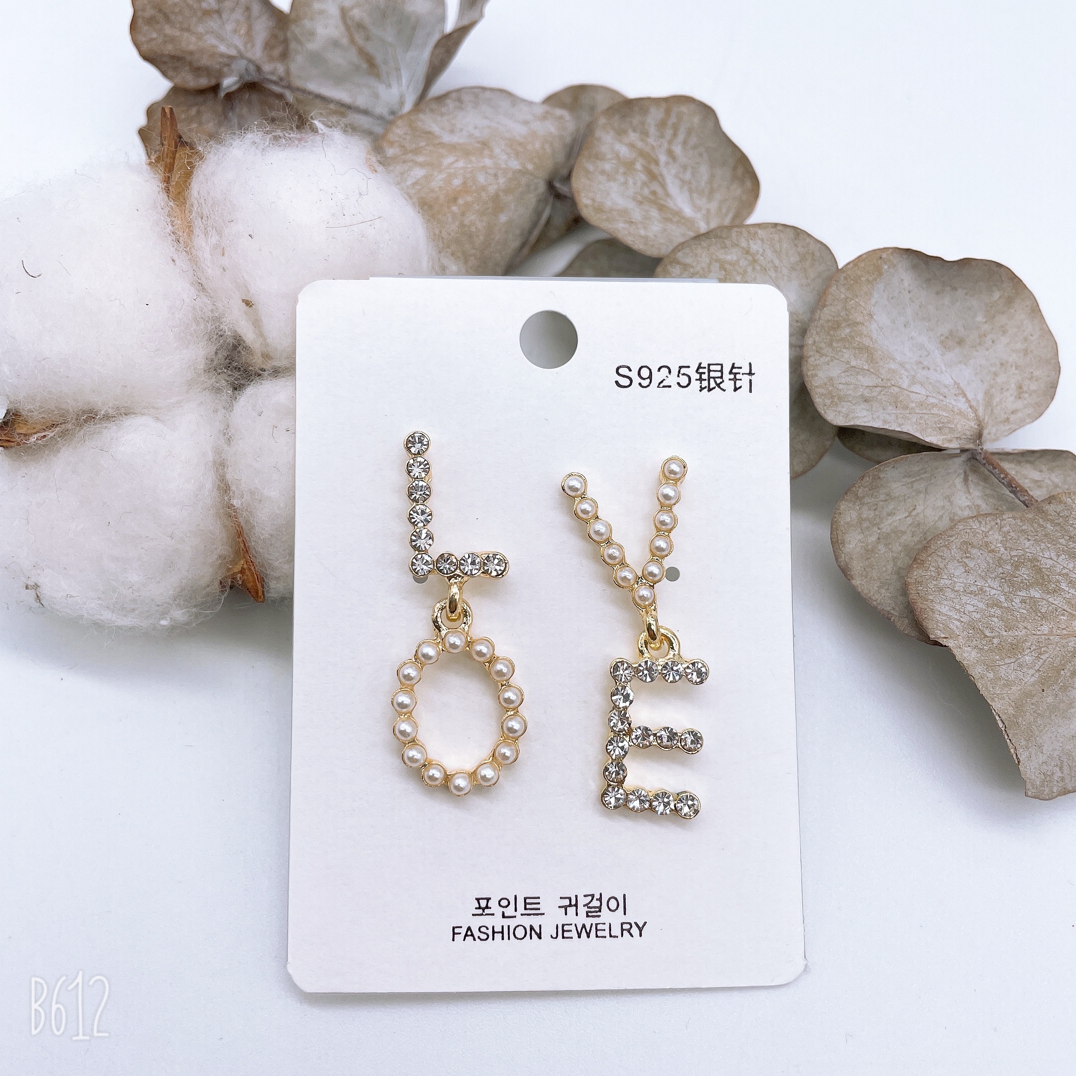 Pearl sterling silver earrings for women, 2020 new trendy and fashionable earrings that can make the face slimmer. Golden earrings as a gift Application Scenario