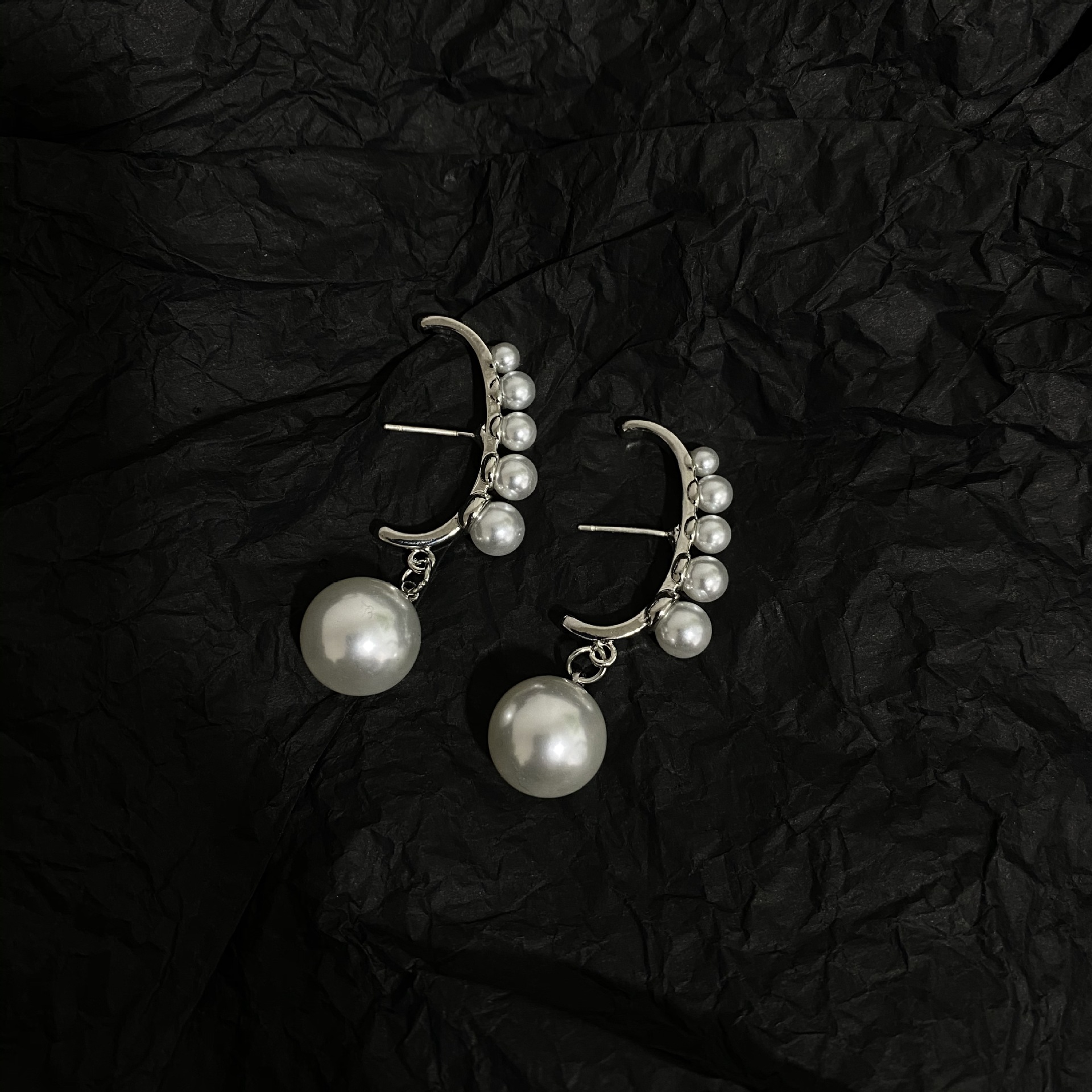 Pearl sterling silver earrings for women, 2021 new trendy and fashionable earrings that can make the face slimmer. Golden earrings details Picture