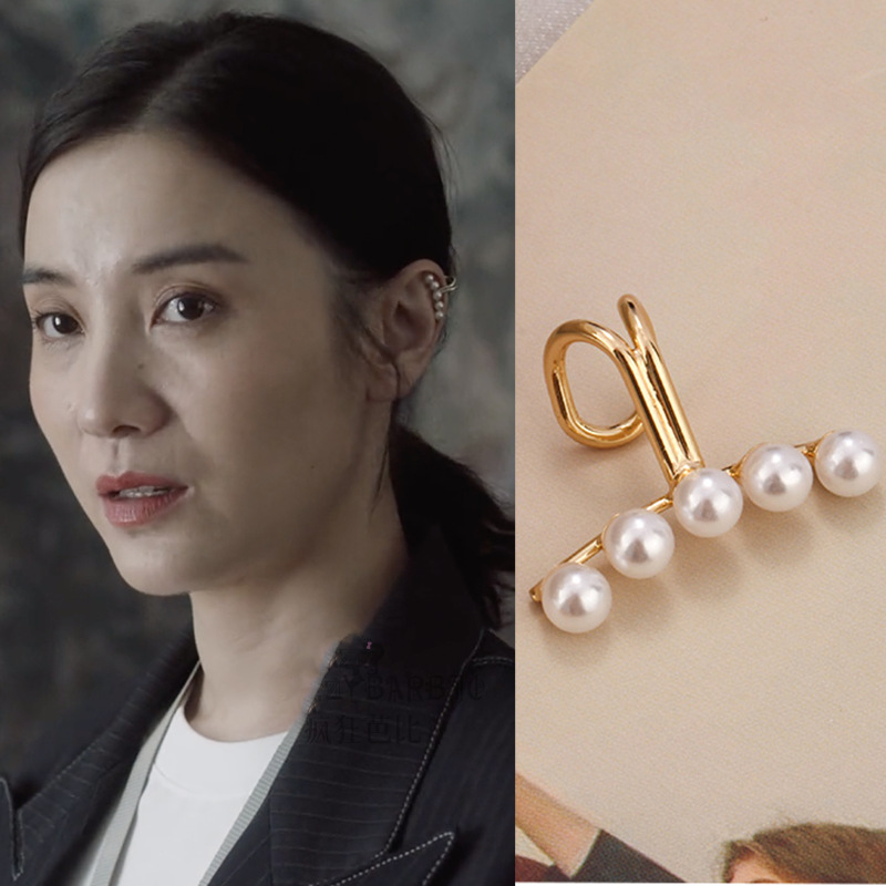 Korean-style pearl sterling silver earrings for women, new trendy and fashionable earrings that make the face slimmer, golden earrings Application Scenario