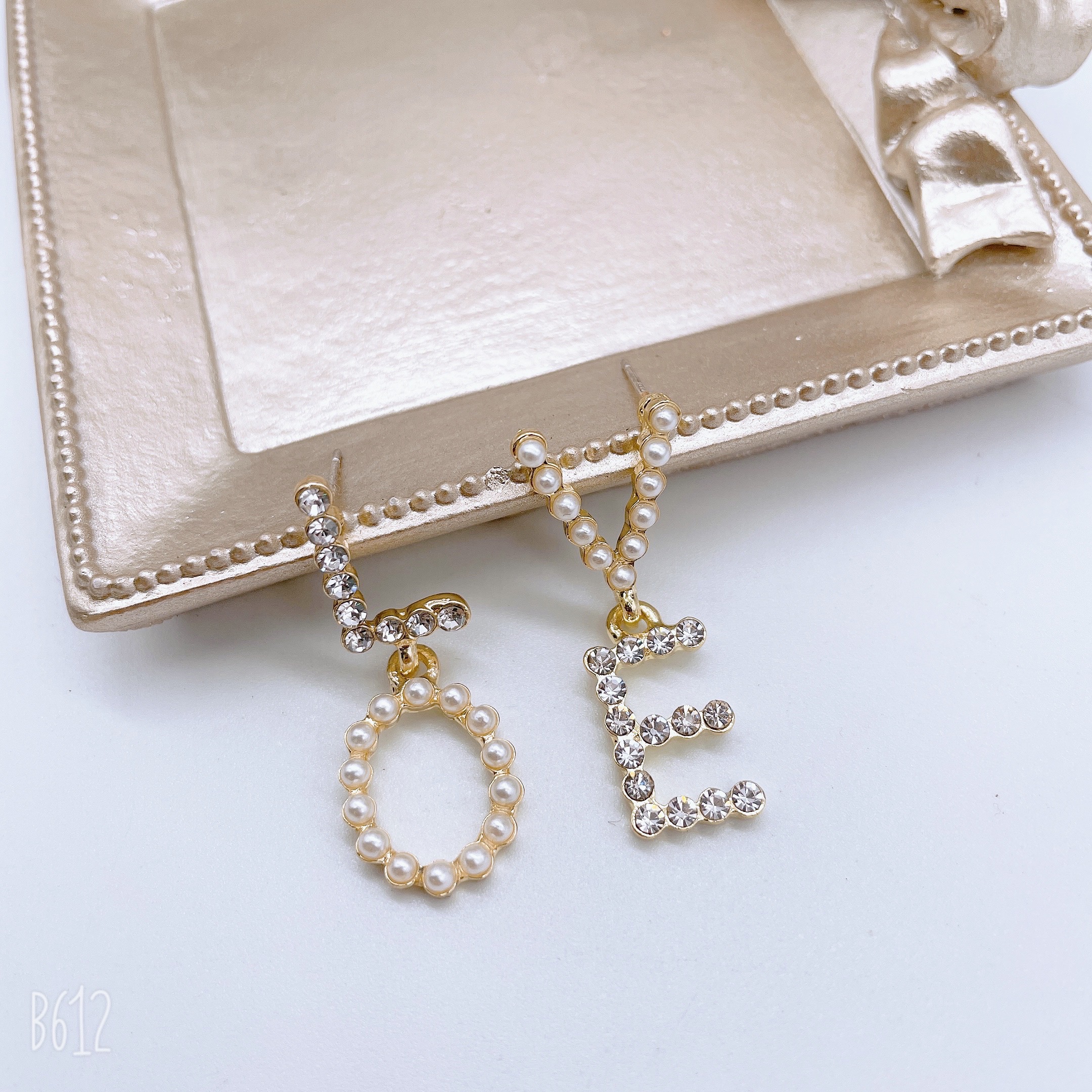 New Korean-style pearl earrings for women, high-end, elegant and fashionable, long retro water diamond earrings, personalized, trendy and versatile silver needle earrings Specification image