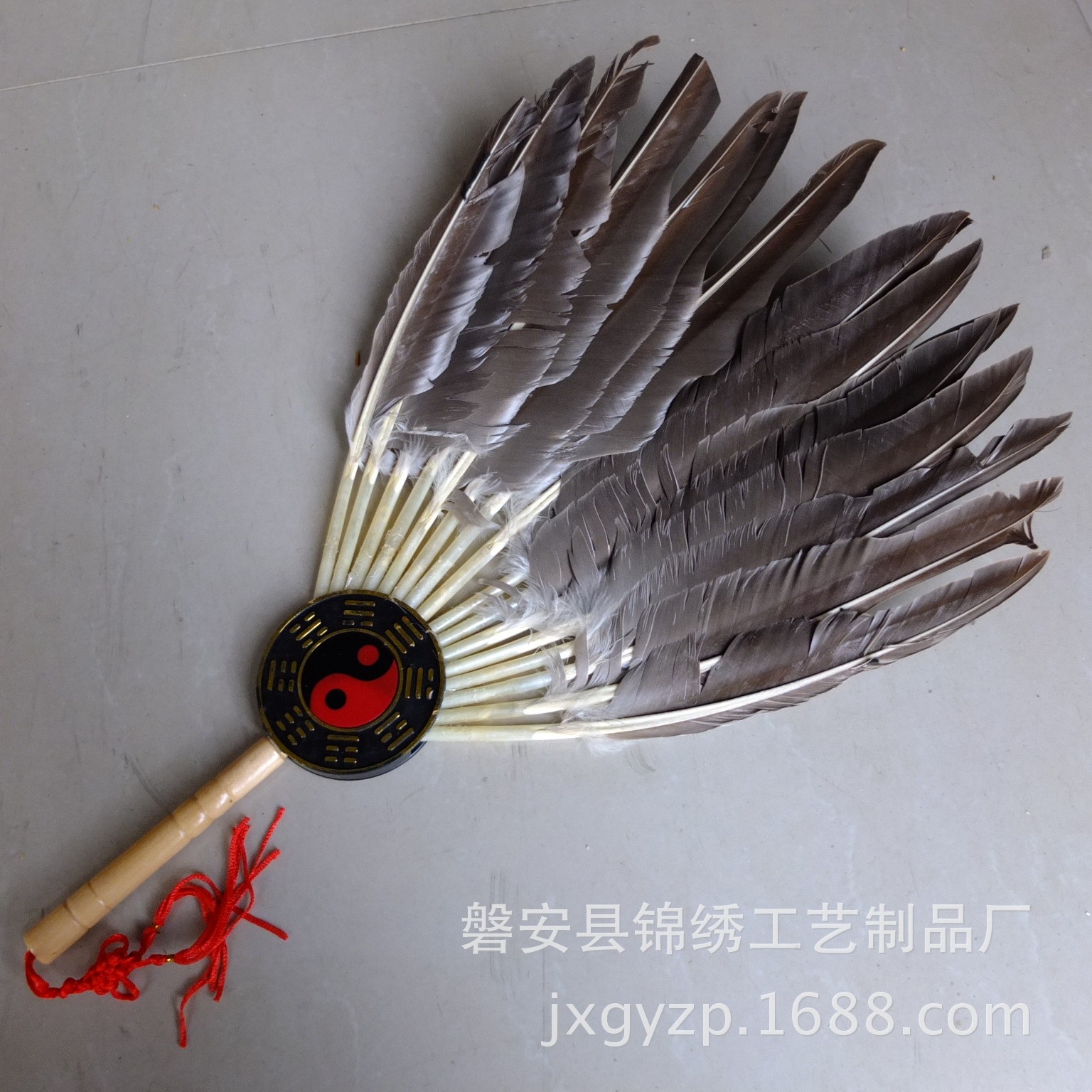 Factory direct sales of feather fans, Kongming fans, Bagua feather fans, and medium-sized Zhuge Liang fans Specification image