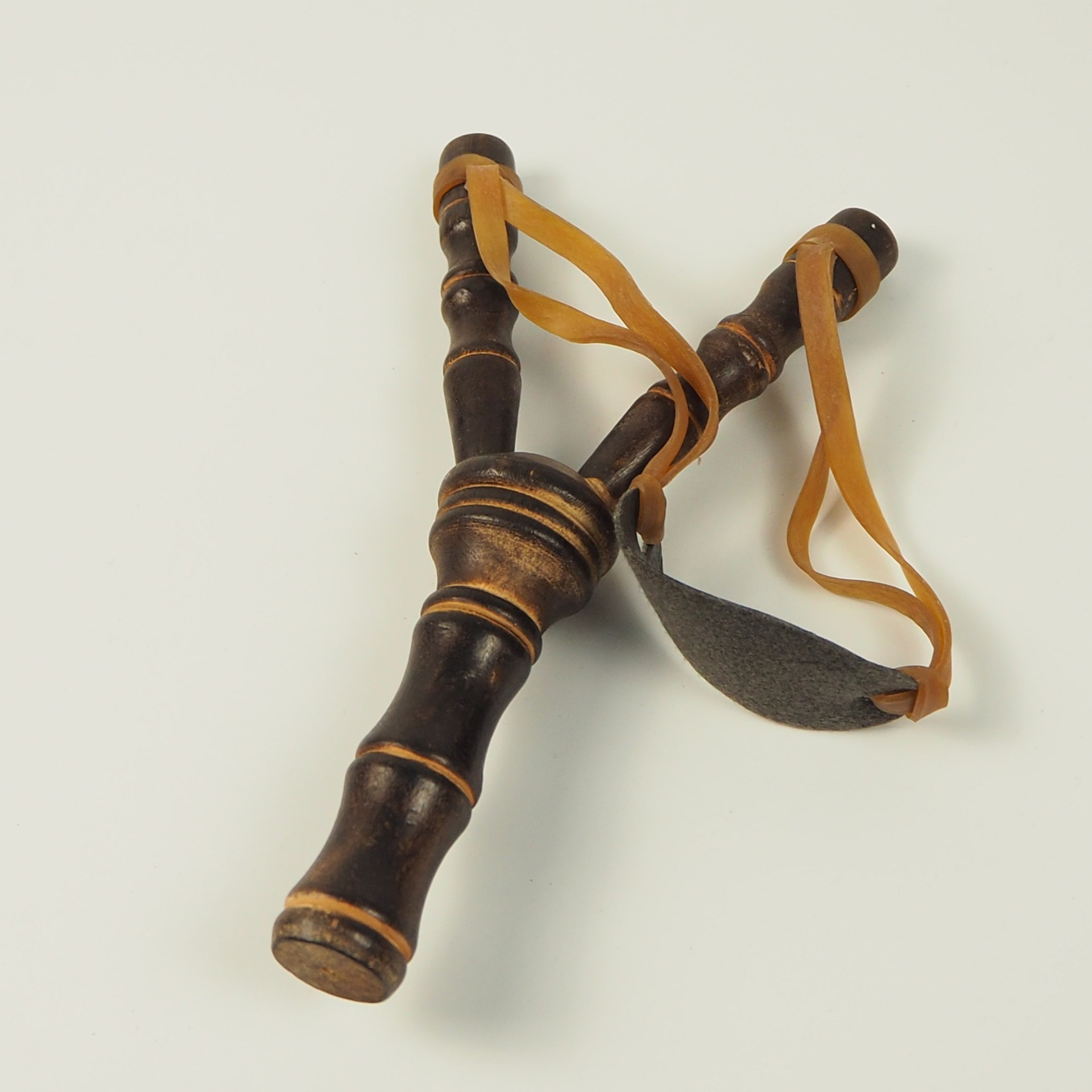 Factory direct sales of wooden toy slingshots, bamboo joint wooden slingshots, children's nostalgic toys, non-destructive clay balls Application Scenario