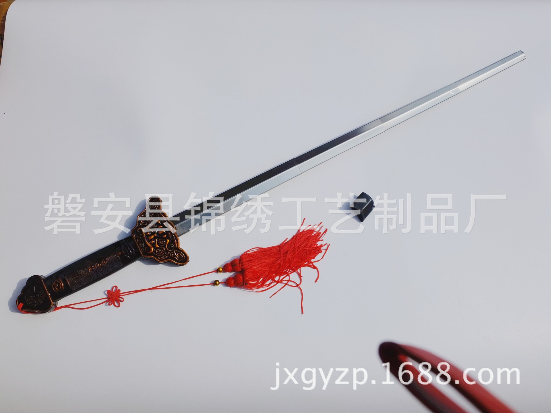 Factory direct sales of telescopic swords, morning exercises, martial arts, Tai Chi swords, unopened at the A Ren Scenic Area Temple Fair ten-yuan store, unpackaged Item Picture