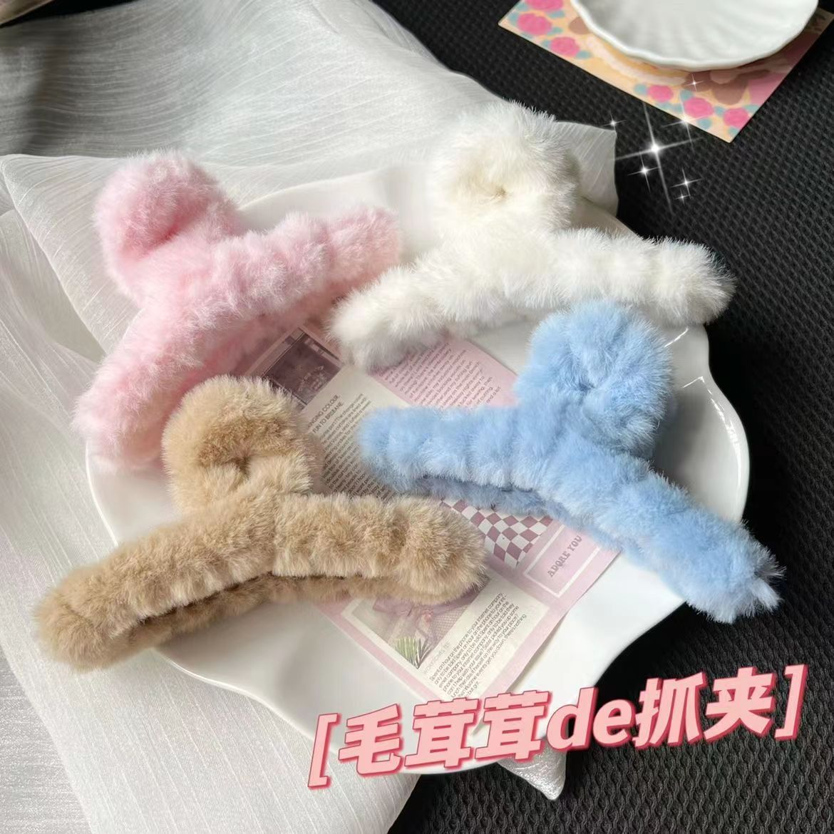 This autumn and winter plush hairpin is a trendy and stylish large shark hairpin with a fluffy look Application Scenario