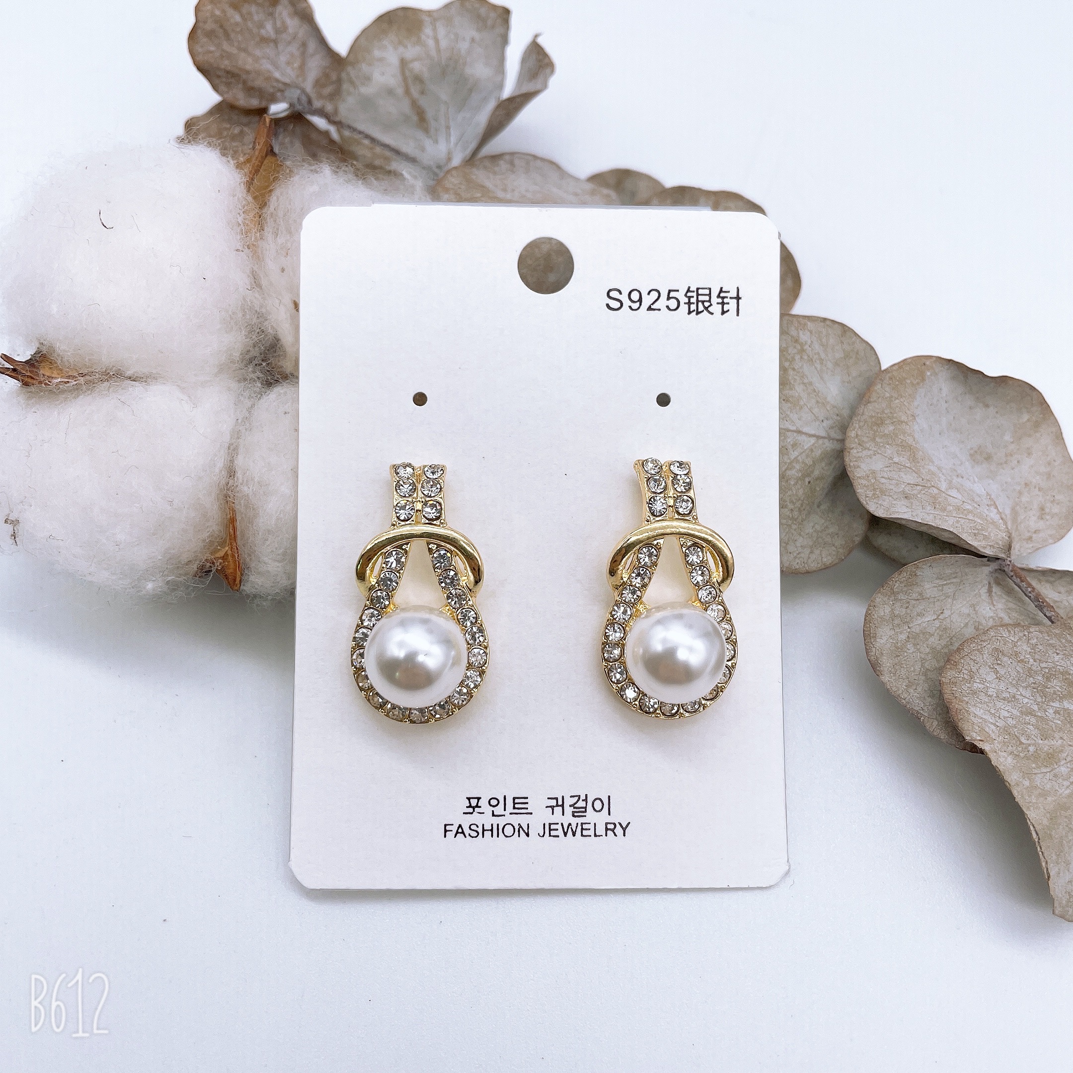 Pearl sterling silver earrings for women, 2020 new trendy and fashionable earrings that can make the face slimmer. Golden earrings as a gift Item Picture