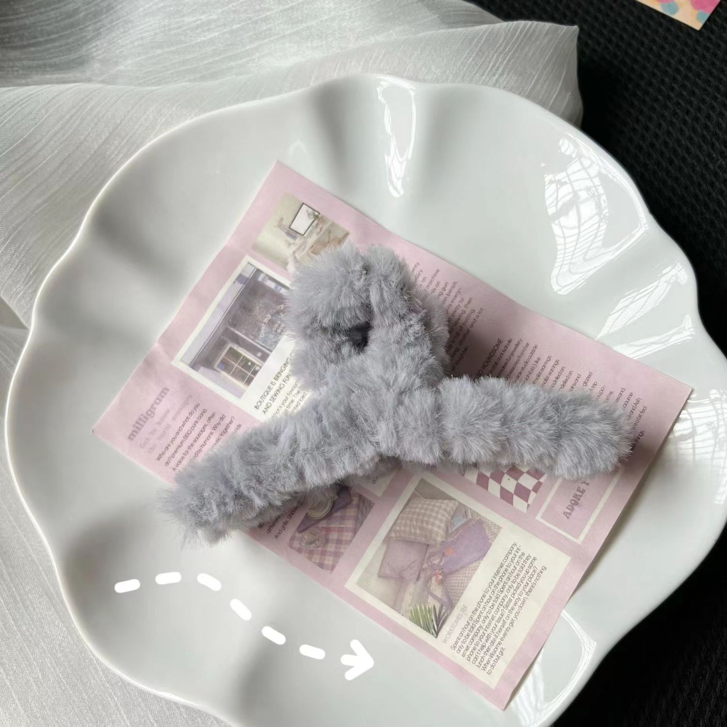 This autumn and winter plush hairpin is a trendy and stylish large shark hairpin with a fluffy look Specification image