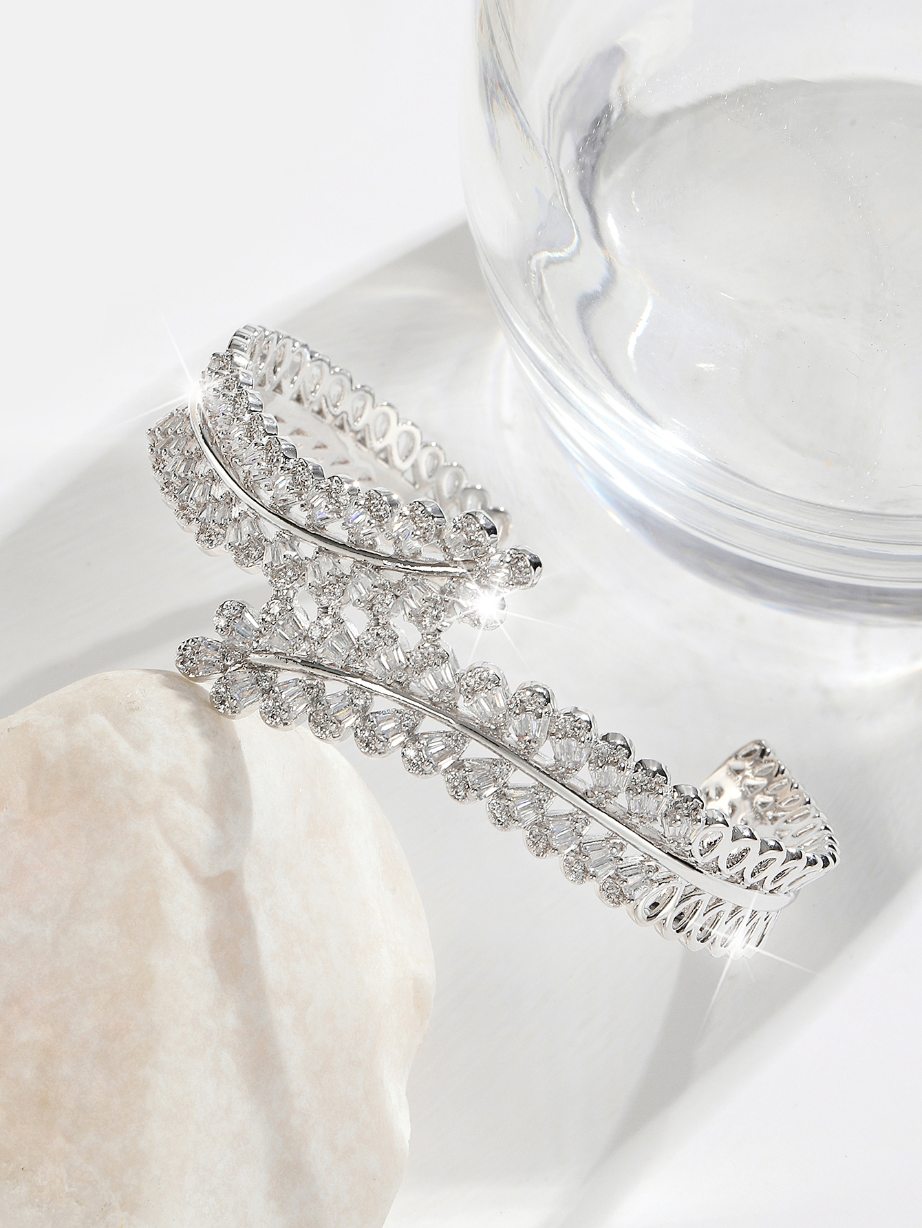 Fashionable, individual, light luxury and high-end 2022 new Style bracelet -ab04372 details Picture