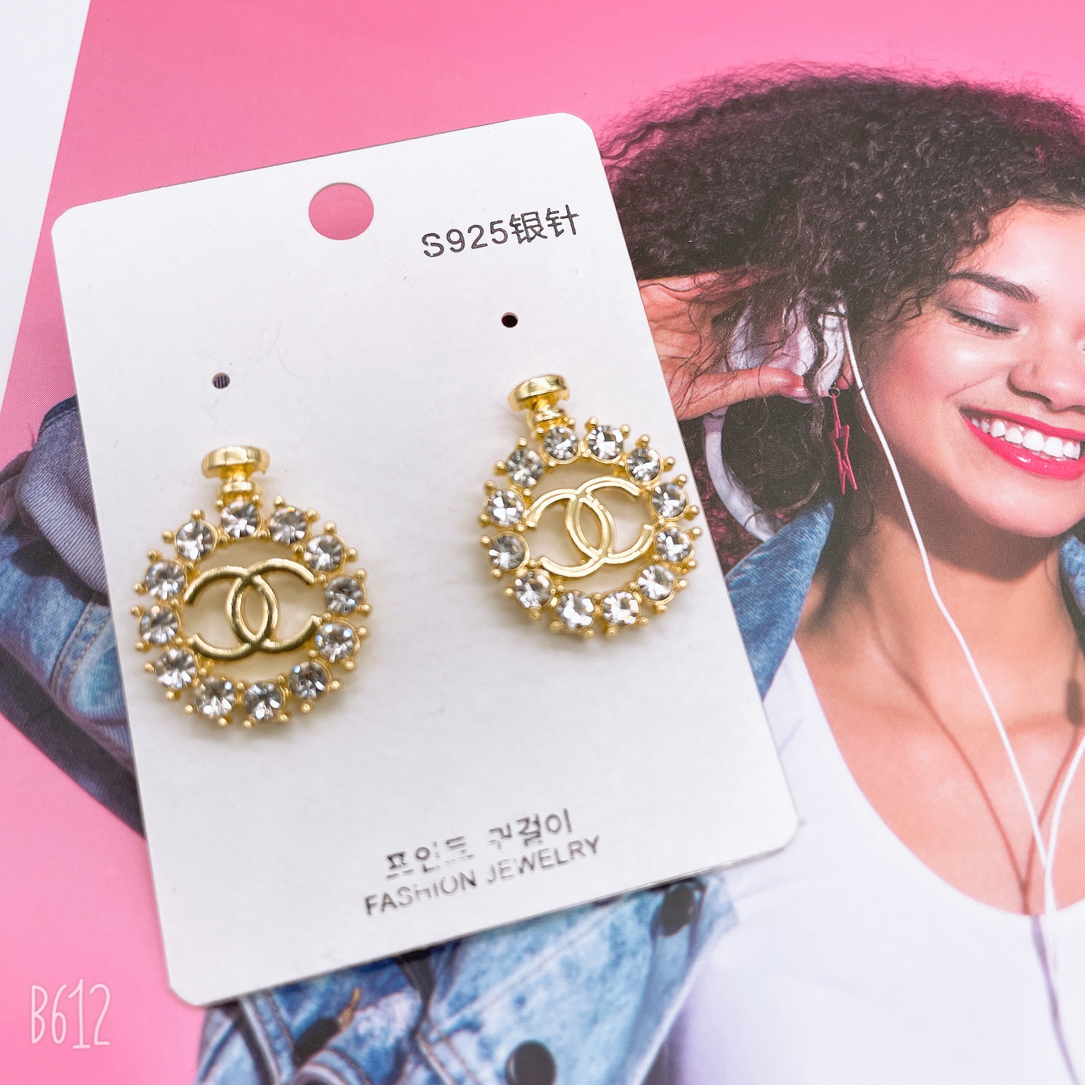 S925 Silver needle small chanel-style diamond-encruted circular stud earrings, versatile and simple double C earrings, high-end Korean earrings Application Scenario