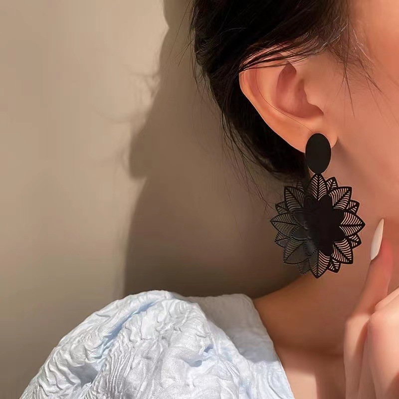 925 silver ear rings, high-end exaggerated forest-themed black flower earrings and pendants, super ethereal and girlish, retro earrings for women Application Scenario