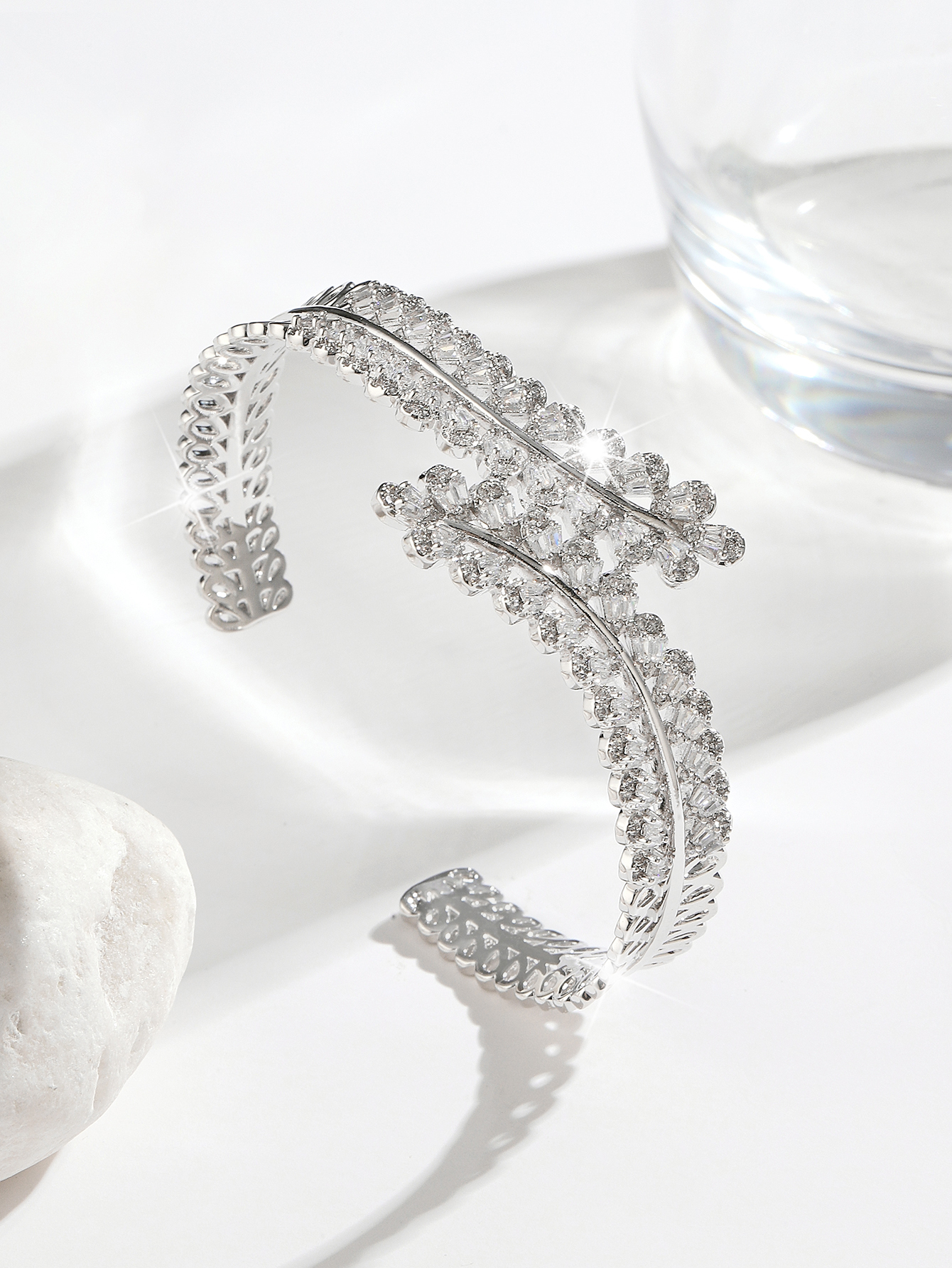 Fashionable, individual, light luxury and high-end 2022 new Style bracelet -ab04372 Application Scenario