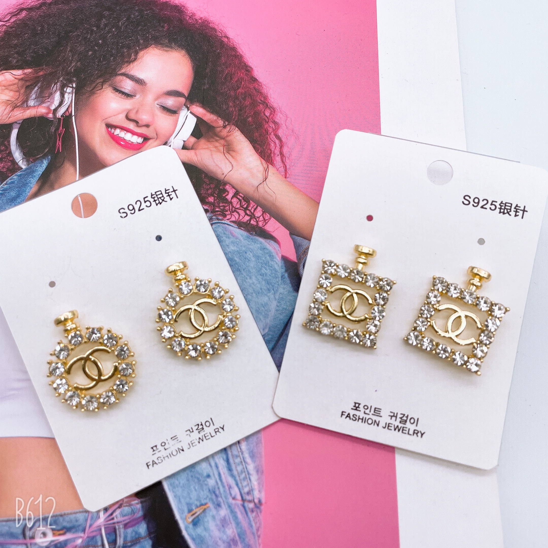 S925 Silver needle small chanel-style diamond-encruted circular stud earrings, versatile and simple double C earrings, high-end Korean earrings Specification image