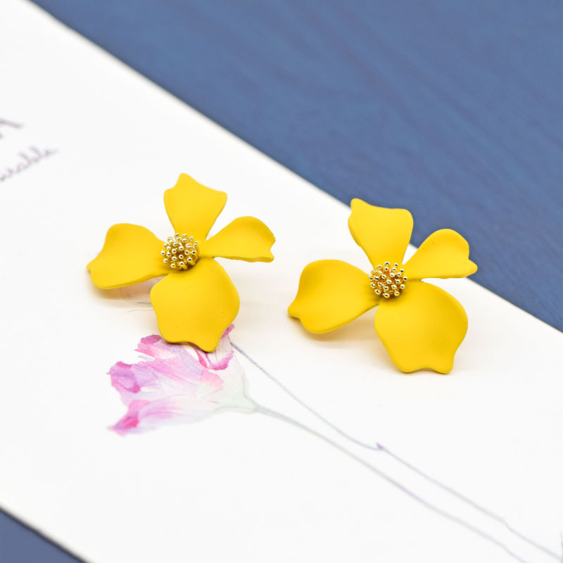 French high-end design style, imitation pearl stud earrings, new spring and summer style, unique and versatile, square hollowed-out earrings trend Specification image