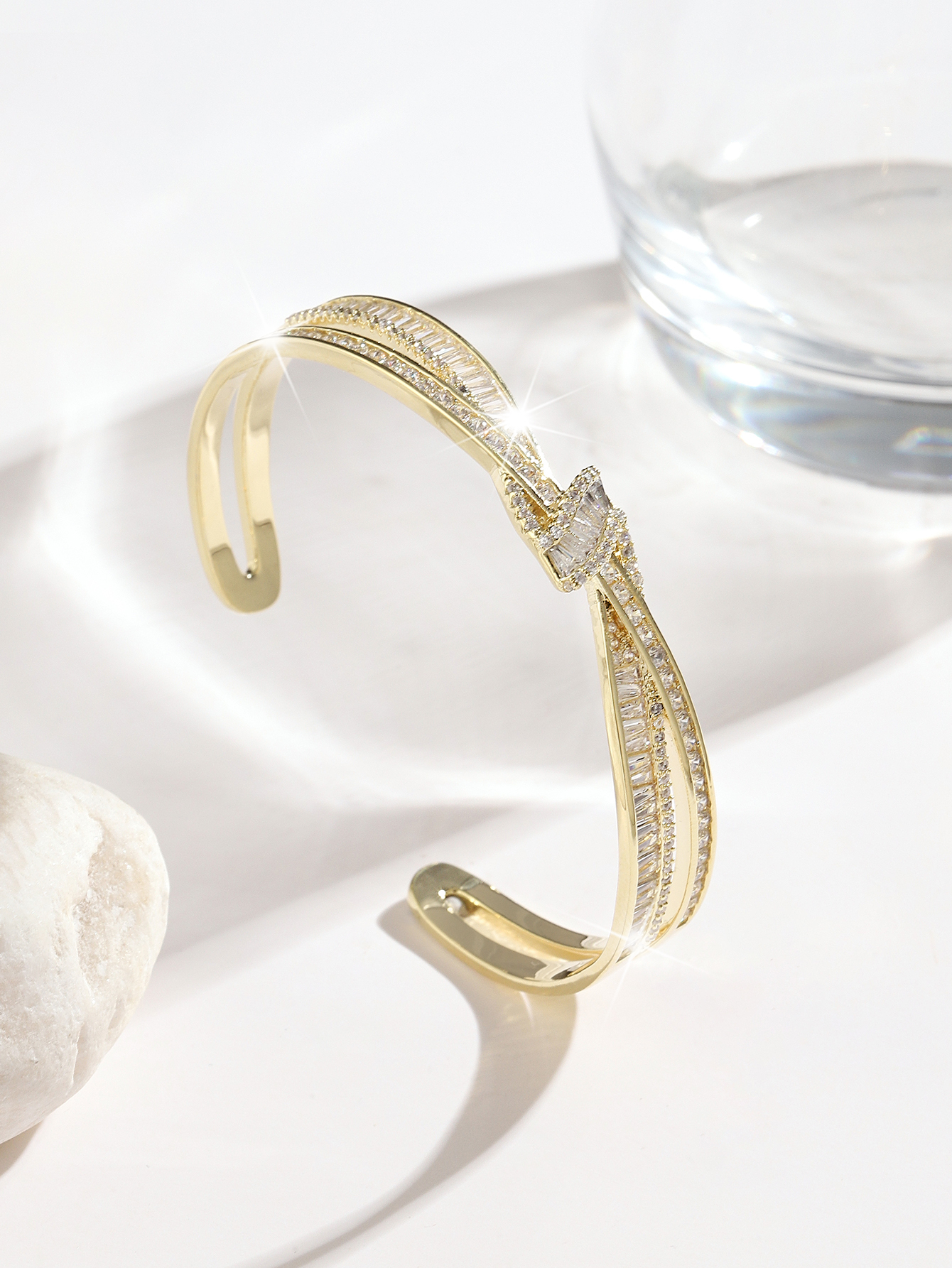 Fashionable, individual, light luxury and high-end 2022 new Style bracelet -ab06784K Application Scenario
