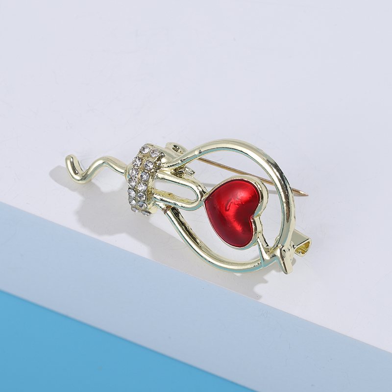 Factory direct sales of creative and light luxury Korean version new best-selling oil-drip heart-shaped brooches, light luxury creative retro brooches, simple and fashionable accessory pins in stock Specification image
