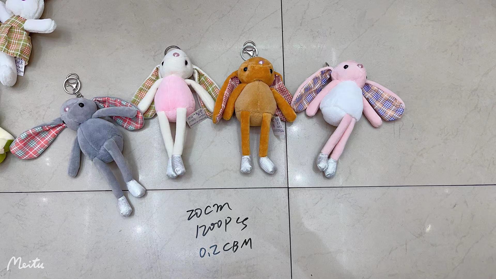 Cute big-eared rabbit figurines. The pendants come in multiple colors and the colors can be mixed