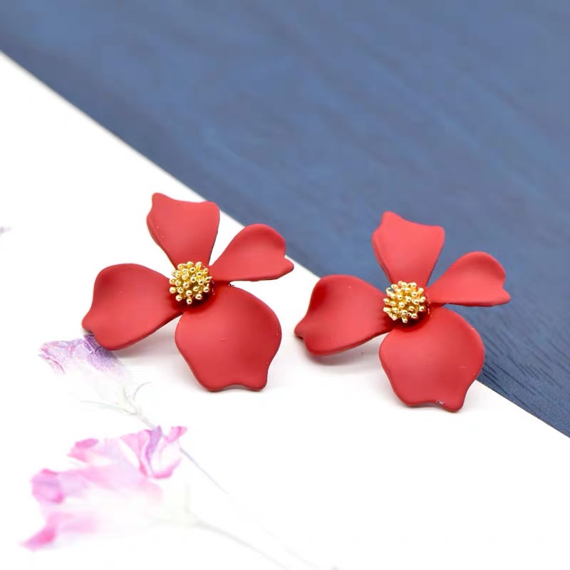 French high-end design style, imitation pearl stud earrings, new spring and summer style, unique and versatile, square hollowed-out earrings trend details Picture