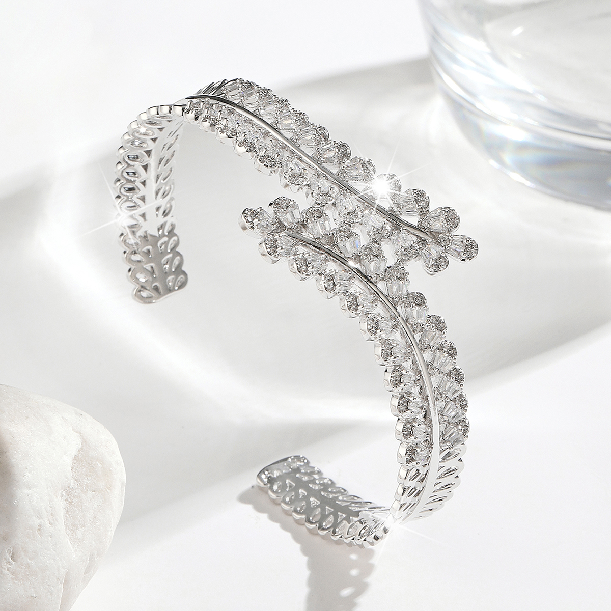 Fashionable, individual, light luxury and high-end 2022 new Style bracelet -ab04372 Specification image
