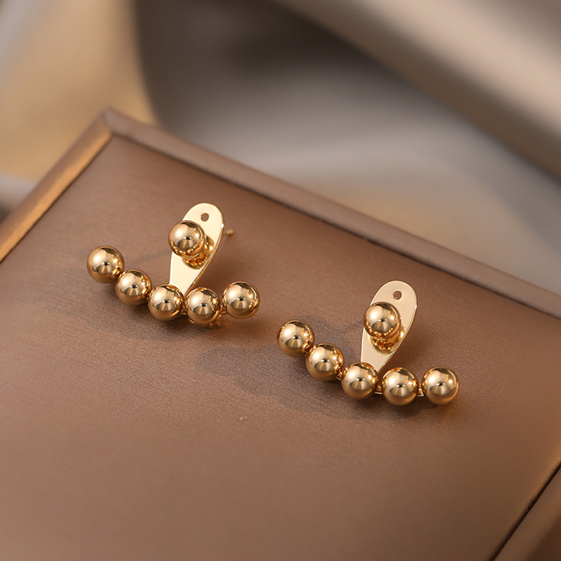 The pearl ear stud earrings, the same style as those worn by celebrities, are fashionable earrings. The new ear stud earrings from Dongdaemun, South Korea, are elegant and simple for women Item Picture