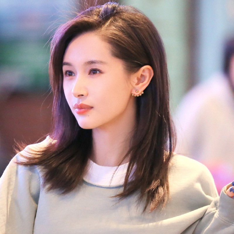The pearl ear stud earrings, the same style as those worn by celebrities, are fashionable earrings. The new ear stud earrings from Dongdaemun, South Korea, are elegant and simple for women Application Scenario