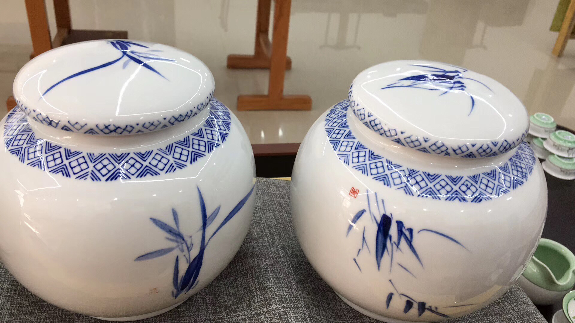 Kunkun Ceramics Large and large-capacity tea canister, retro and elegant style, sealed with lid, household storage canister, white porcelain tea canister, Pu 'er tea hand-painted ceramic tea canister 041 Specification image