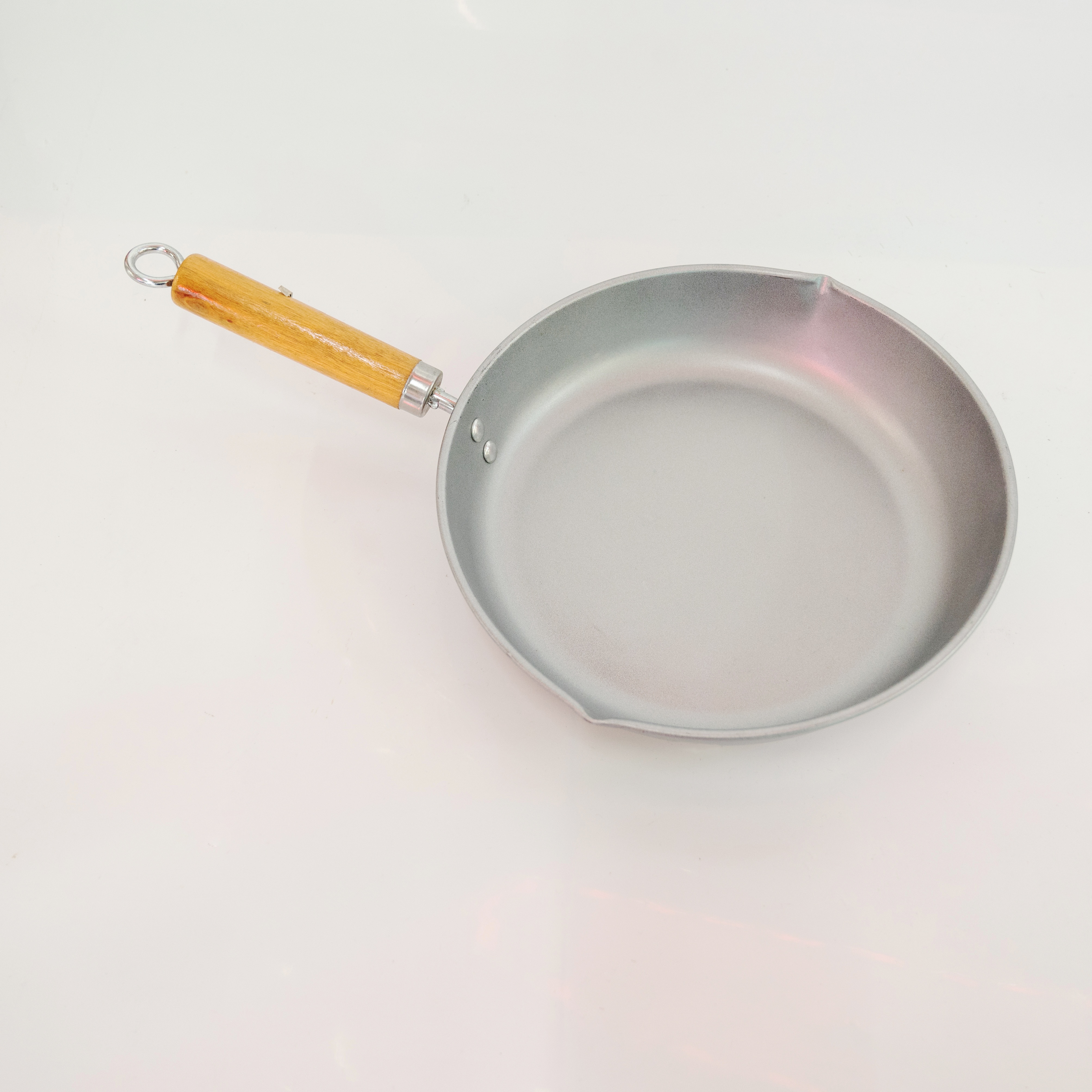 Japanese-style snow flat pot, tourmaline milk pot, non-stick pot, induction cooker, soup pot, baby food pot, household instant noodle small cooking pot Application Scenario