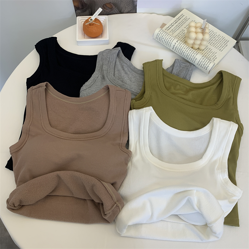 A fleece and thickened halter top for women to wear on the outside is warm and beautiful for the back in autumn and winter. It can be paired with a fitted sleeveless base top inside Application Scenario