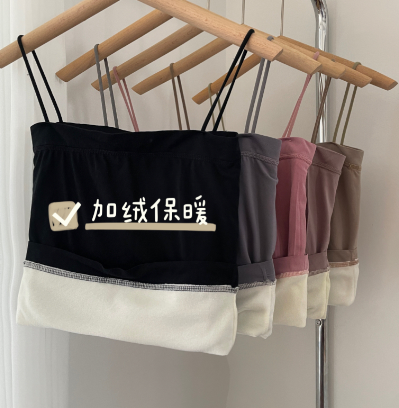 A knitted halter top for women in autumn and winter can be paired with a fleece, thickened, and strapless short base layer details Picture