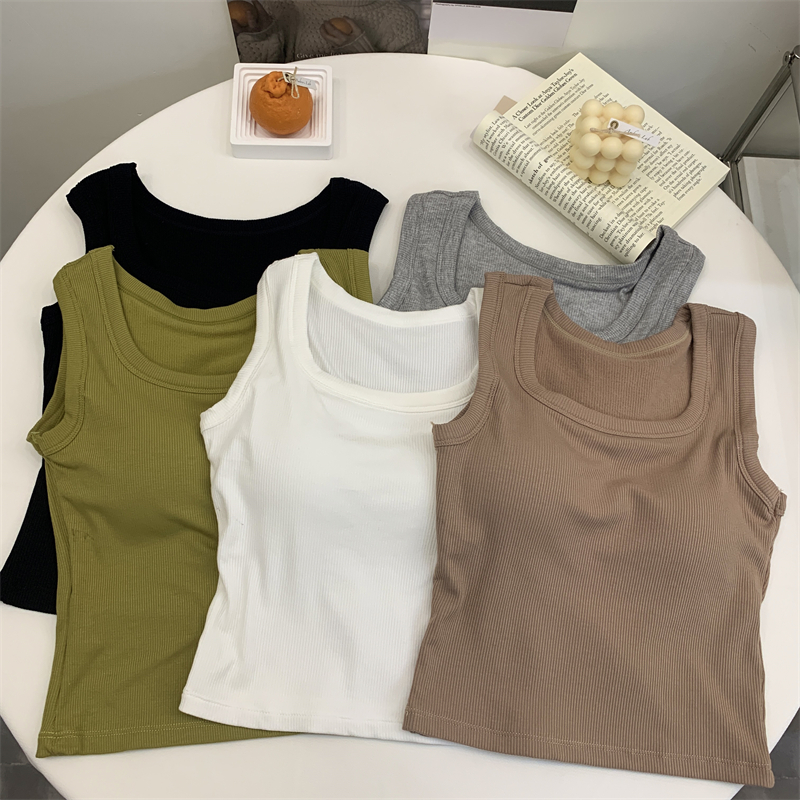 A fleece and thickened halter top for women to wear on the outside is warm and beautiful for the back in autumn and winter. It can be paired with a fitted sleeveless base top inside details Picture