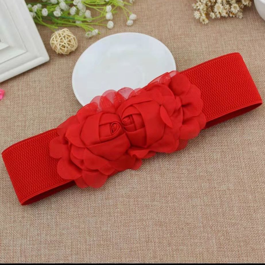 The wide flower-shaped belt is a lady's decoration that pairs well with a skirt. The waistband is a stylish black retro corset that is both loose and tight details Picture