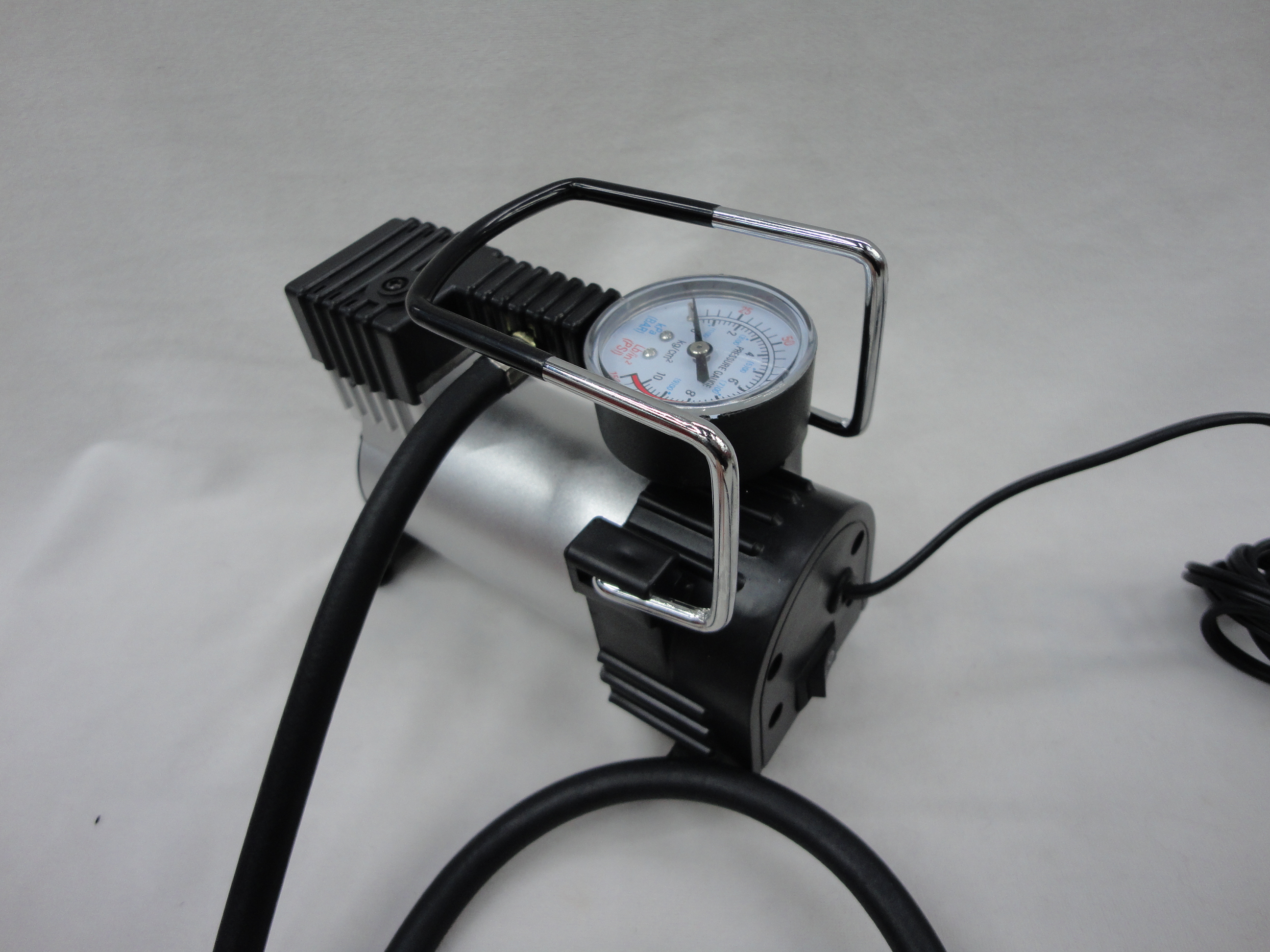 车载电器/充气泵/应急工具白底实物图