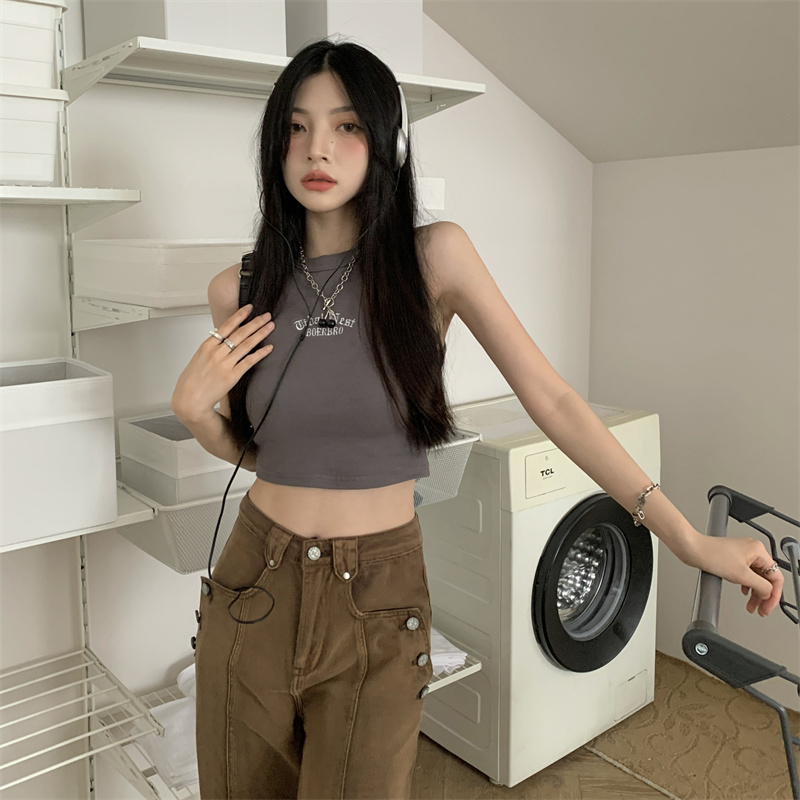 This is a trendy autumn 2022 new sleeveless, form-fitting top for women wearing a white I-shaped vest inside Specification image