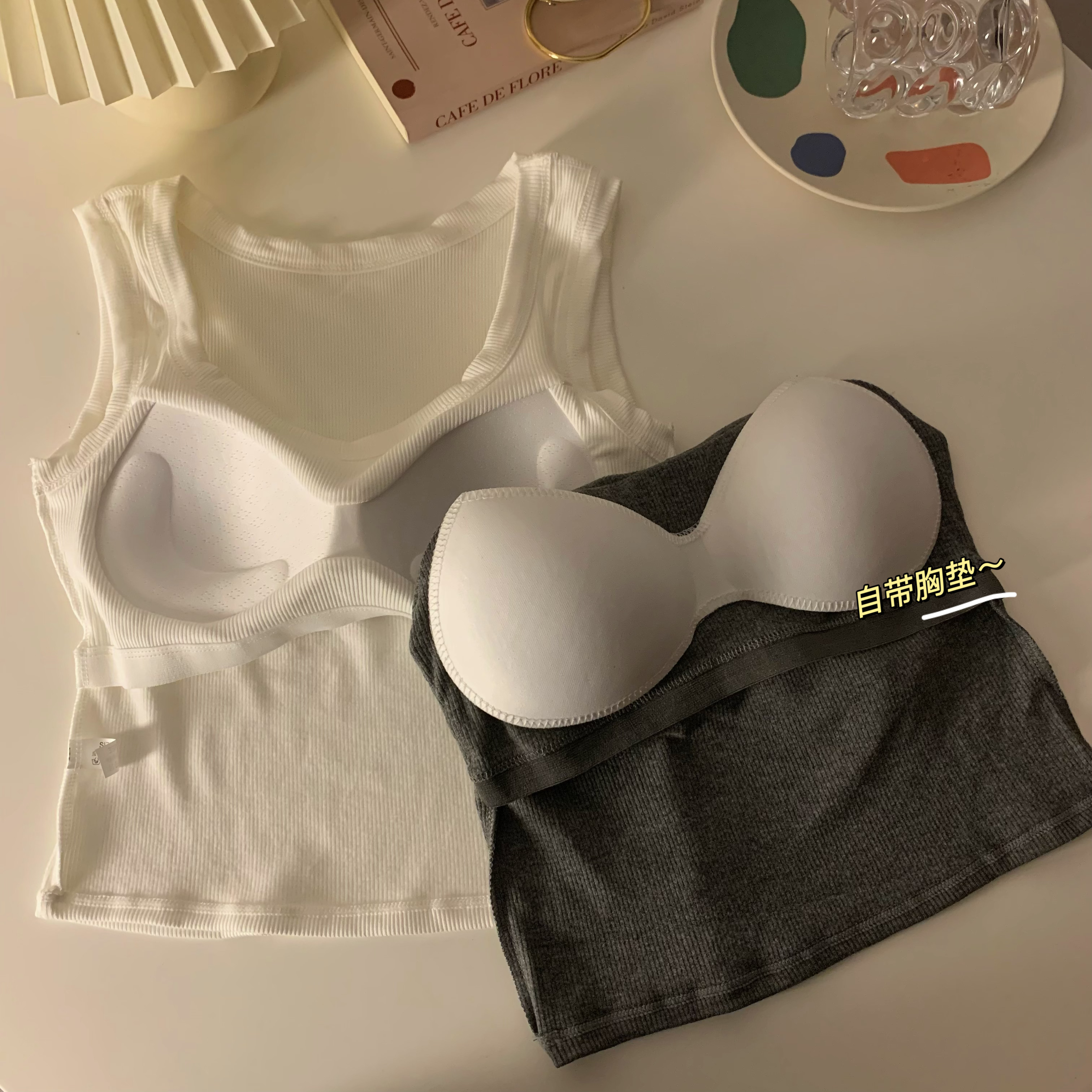 Solid-color sleeveless vest for women, thickened with brushed fur for warmth, paired with a slimming base layer with a chest pad in autumn Specification image