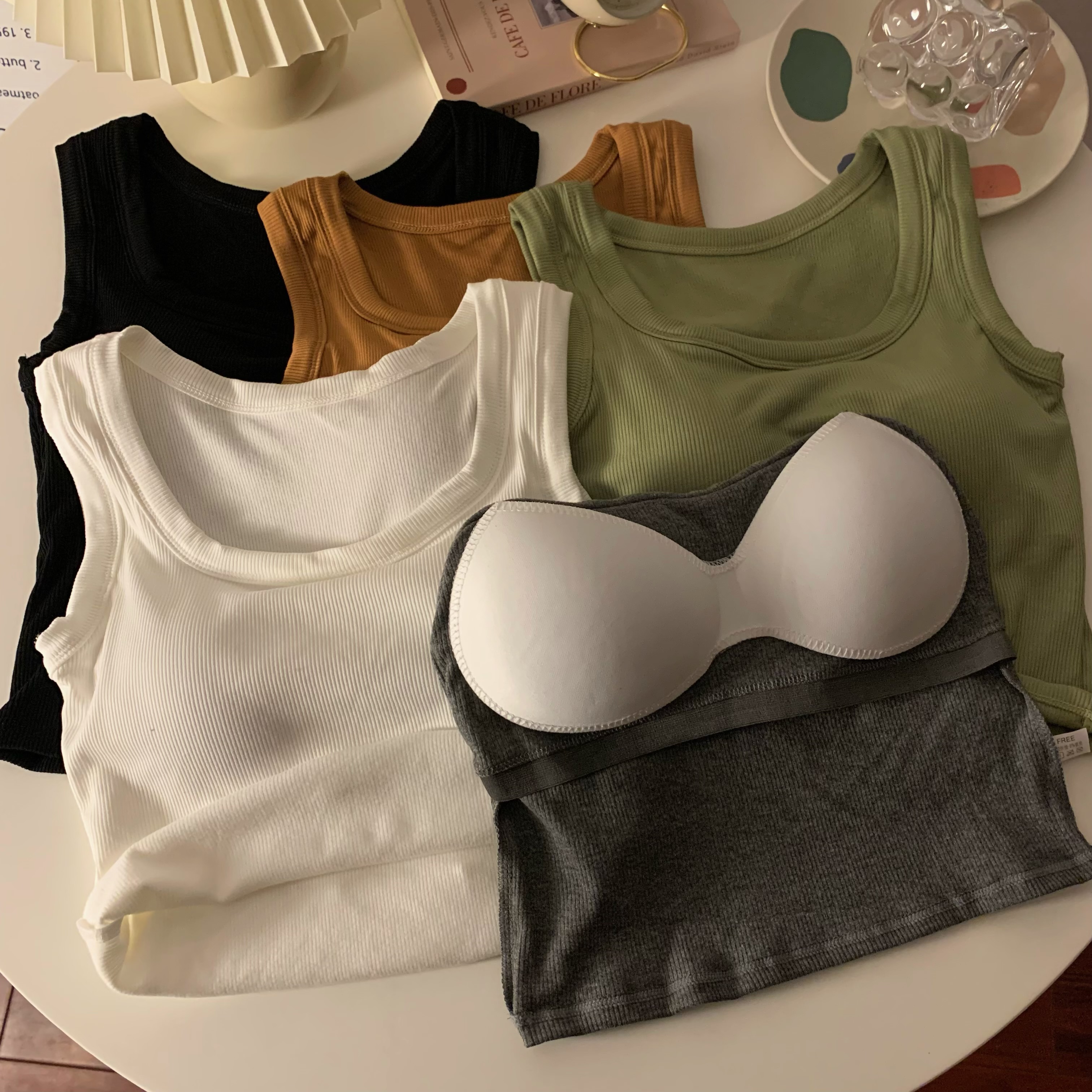 Solid-color sleeveless vest for women, thickened with brushed fur for warmth, paired with a slimming base layer with a chest pad in autumn Application Scenario
