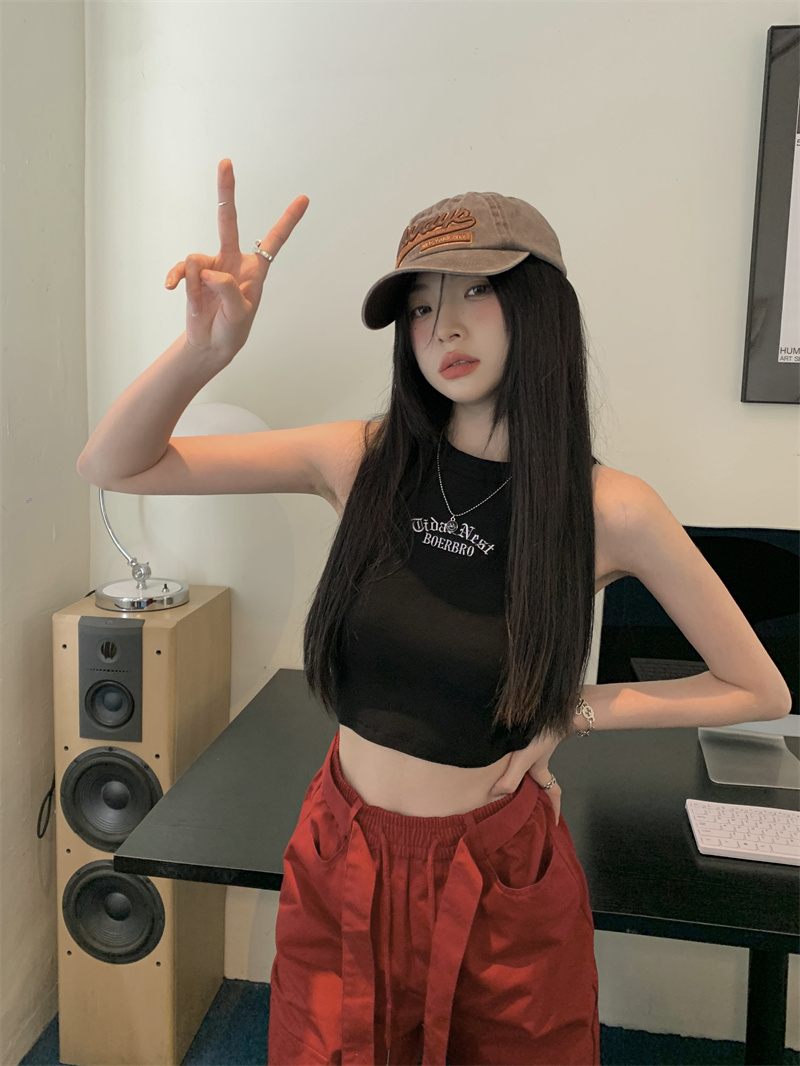 This is a trendy autumn 2022 new sleeveless, form-fitting top for women wearing a white I-shaped vest inside details Picture
