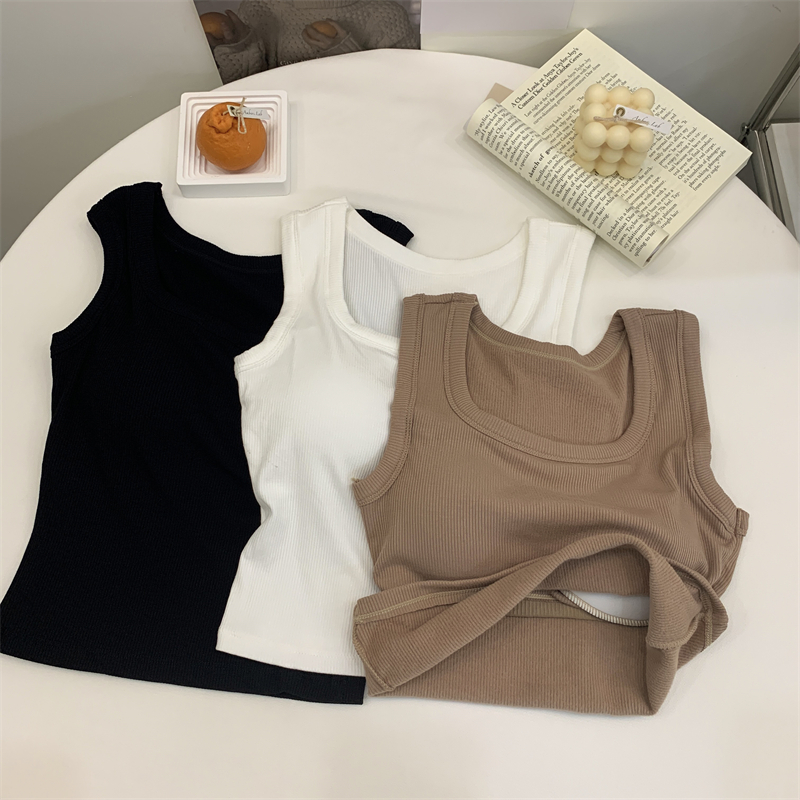 A fleece and thickened halter top for women to wear on the outside is warm and beautiful for the back in autumn and winter. It can be paired with a fitted sleeveless base top inside Specification image