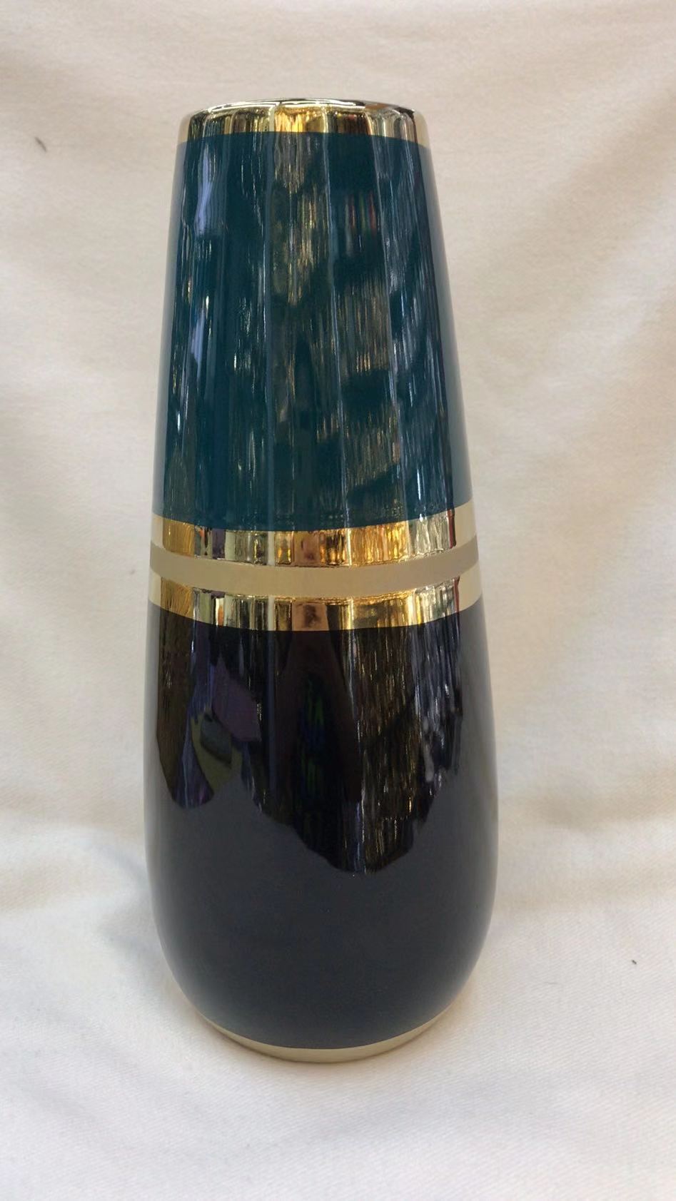 Vase flower arrangement