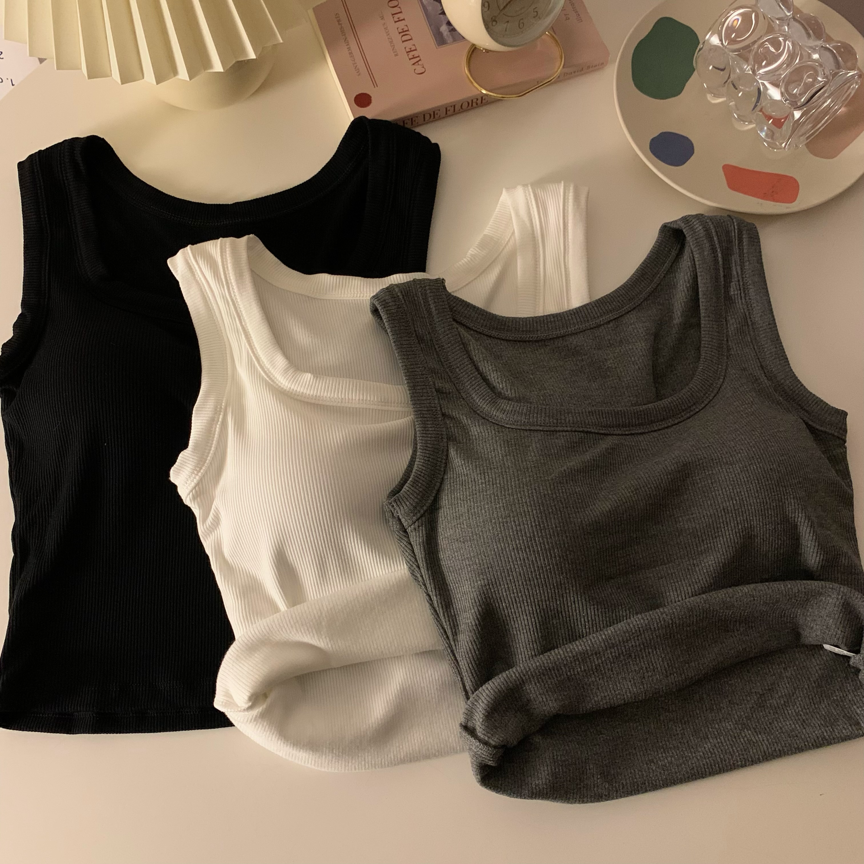 Solid-color sleeveless vest for women, thickened with brushed fur for warmth, paired with a slimming base layer with a chest pad in autumn details Picture