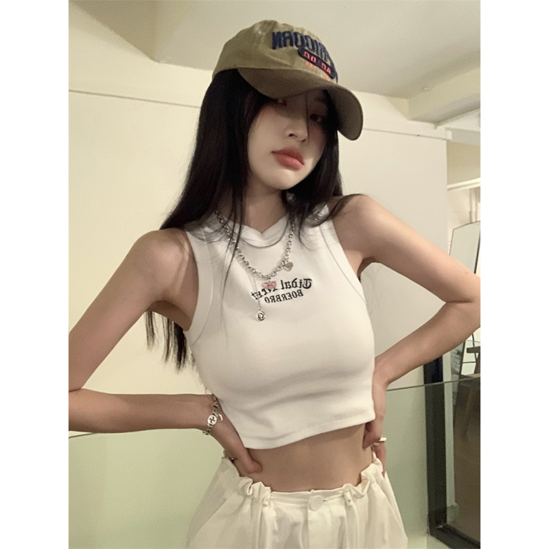 This is a trendy autumn 2022 new sleeveless, form-fitting top for women wearing a white I-shaped vest inside